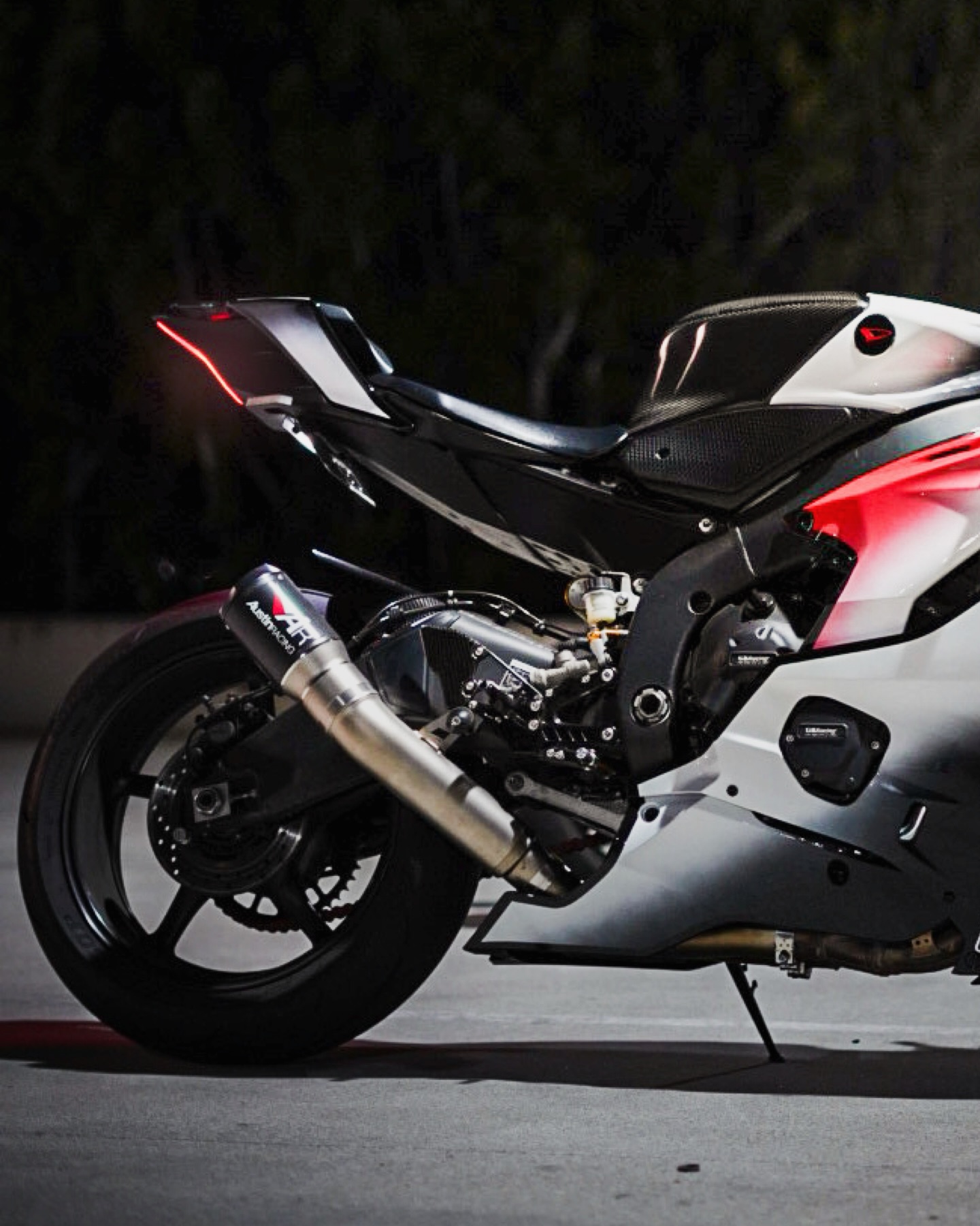 Yamaha R6 with our titanium GP1 system and Carbon GP1R Silencer