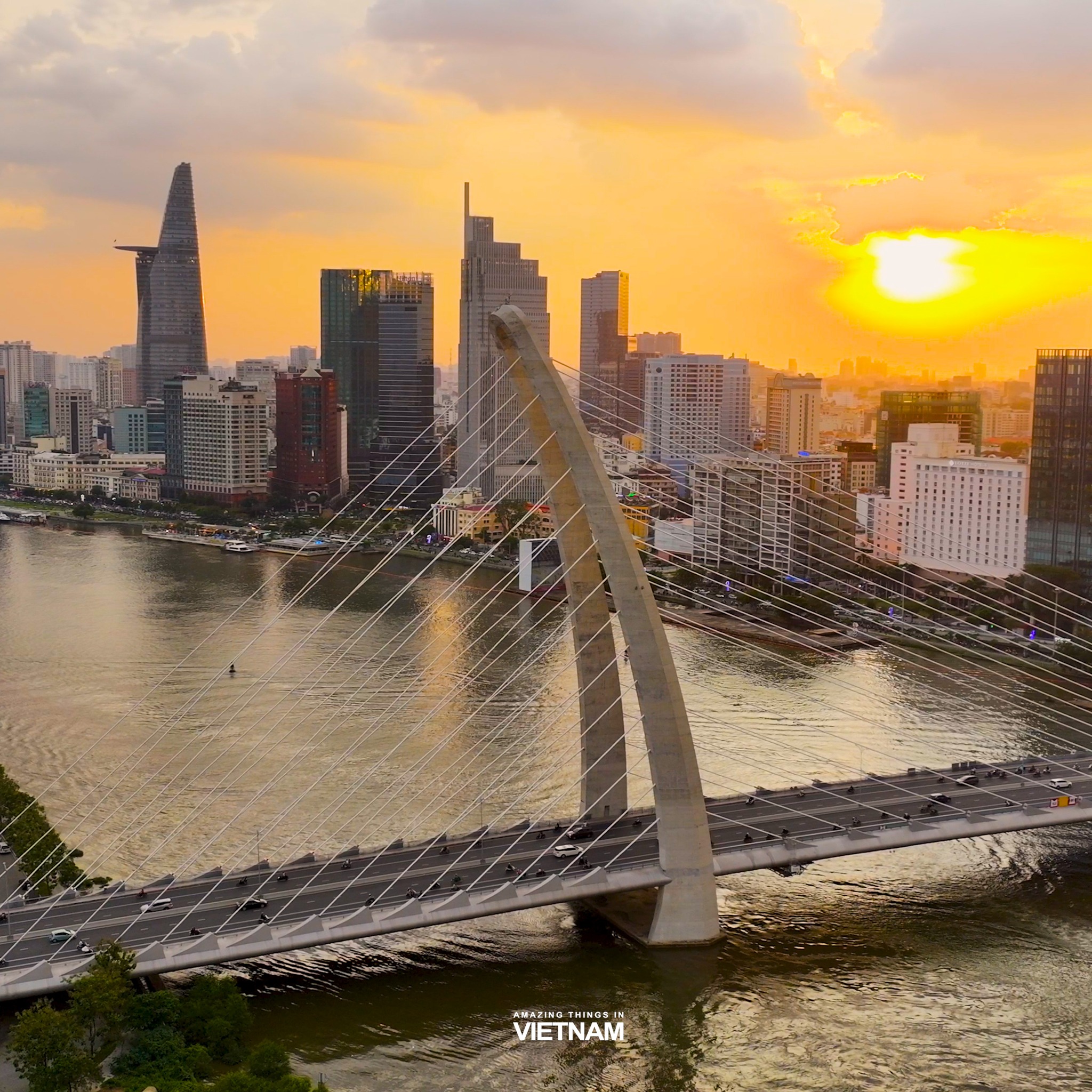Amazing - Hoàng hôn trên Bến Bạch Đằng (TP.HCM) 🌞 | Facebook