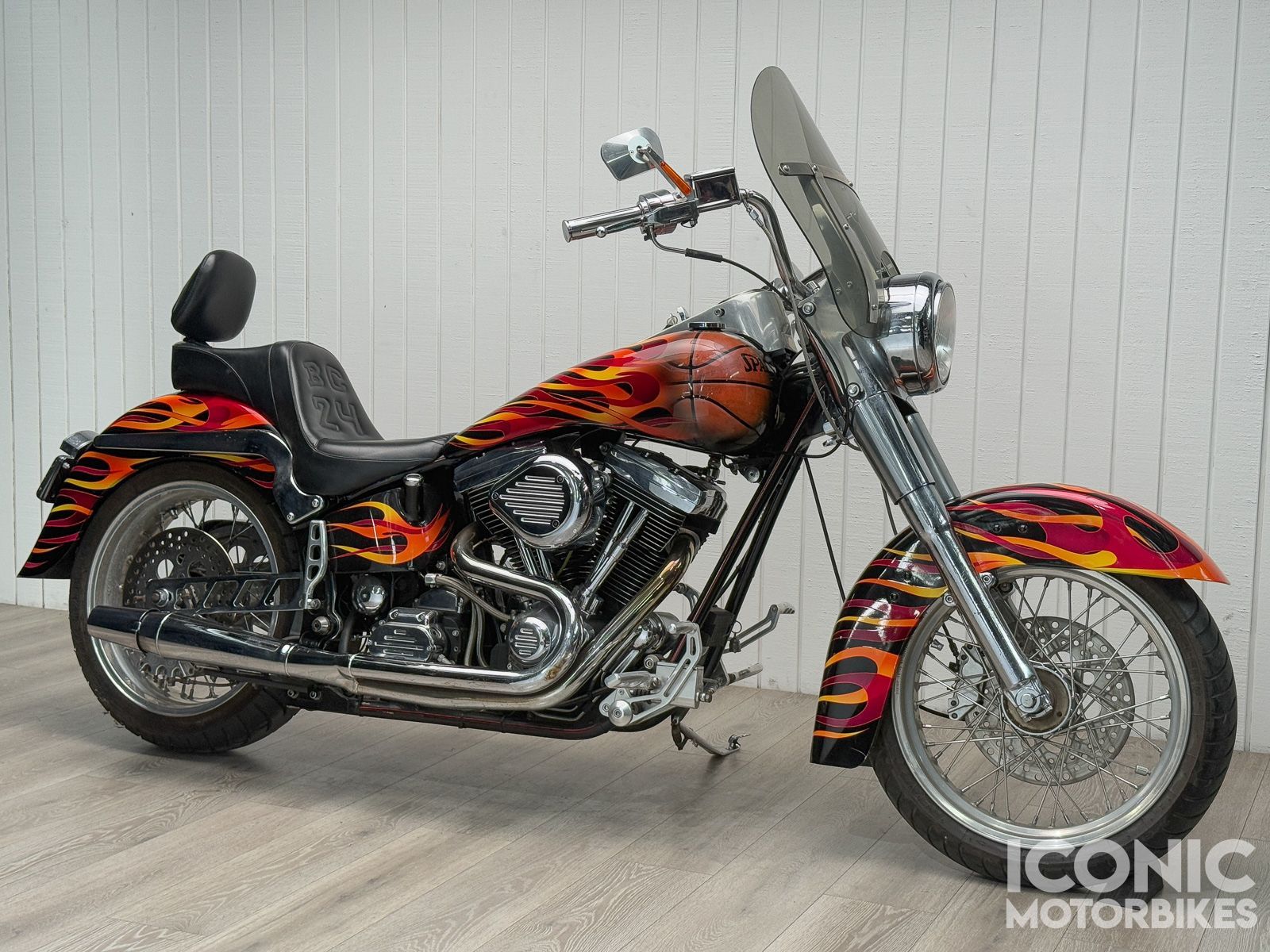 Iconic - Friday's 3rd auction is ready for restoration or display