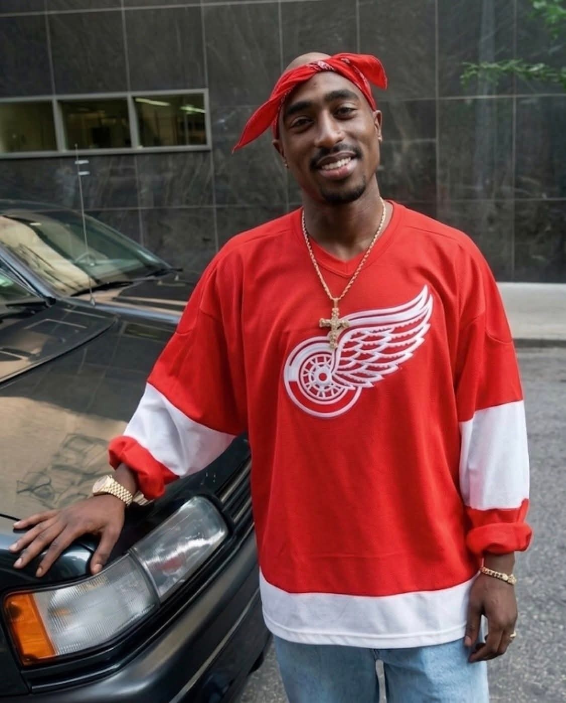 Tupac Shakur vestindo uma camisa do time de hóquei Detroit Red