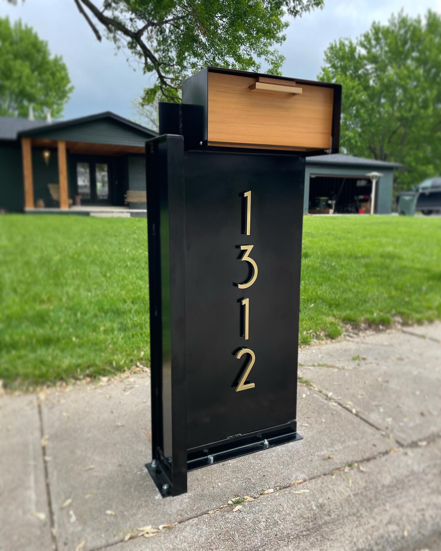 Noble Builds - 📬 Modern Mailbox 📬 Here's a custom mailbox... | Facebook