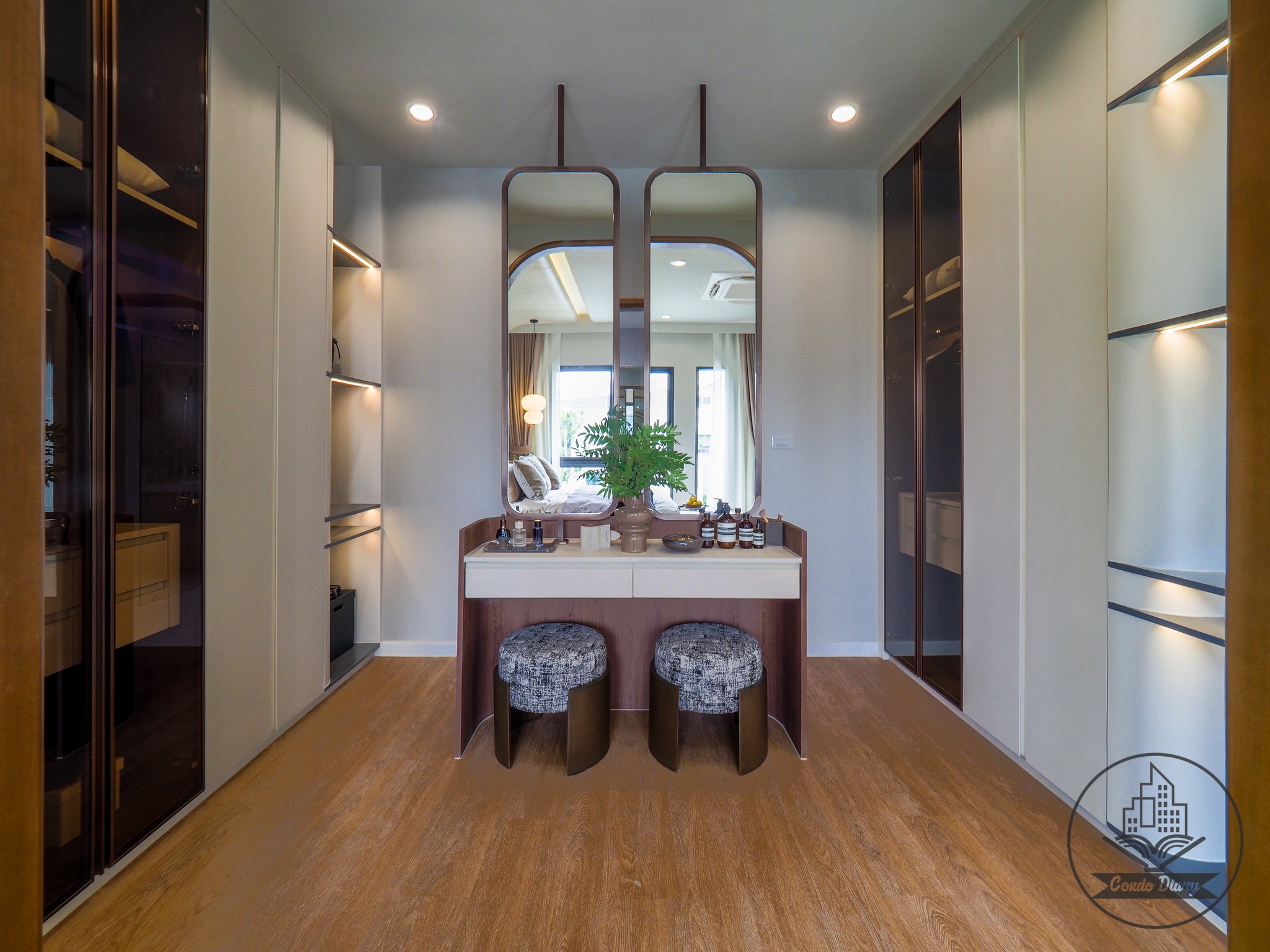 Condo - พื้นที่ Walk-in Closet ด้านในคือ กว้างสุดสามารถบิวท์ตู้เสื้อผ้า ...