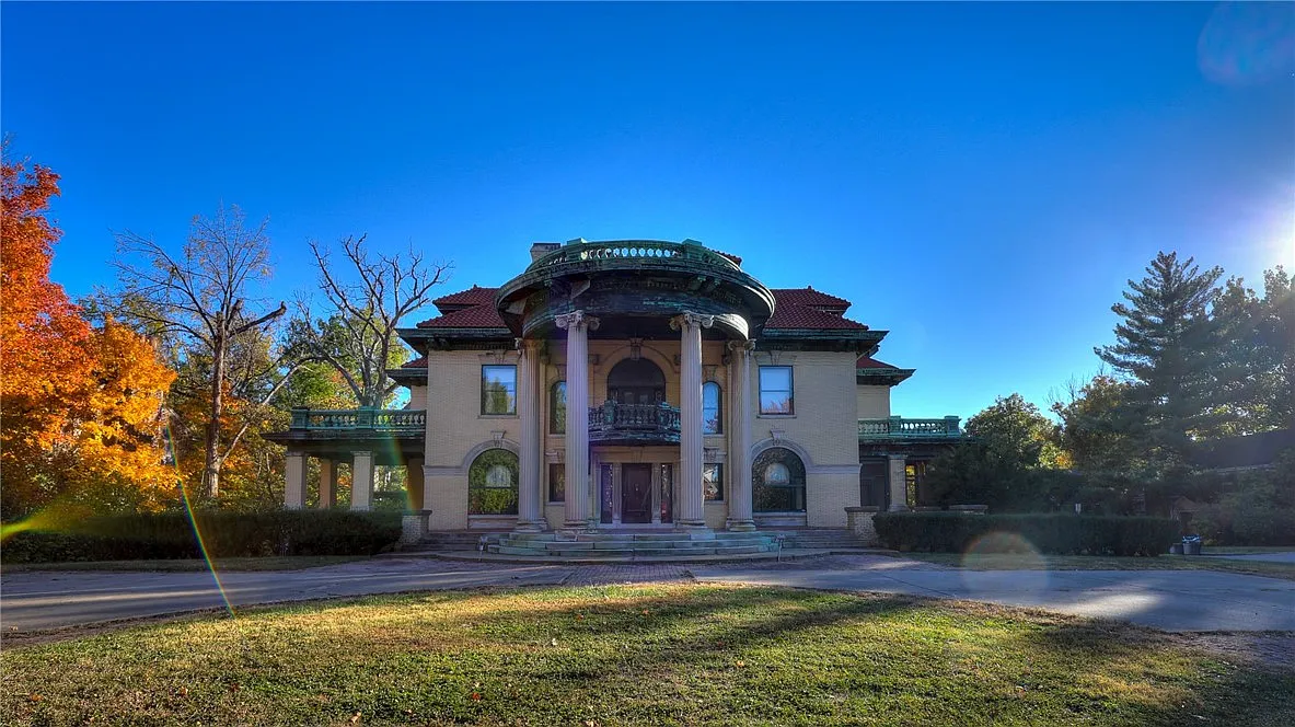 Abandoned - Historic Victorian Mansion – 7 Bed, 6 Bath,... | Facebook