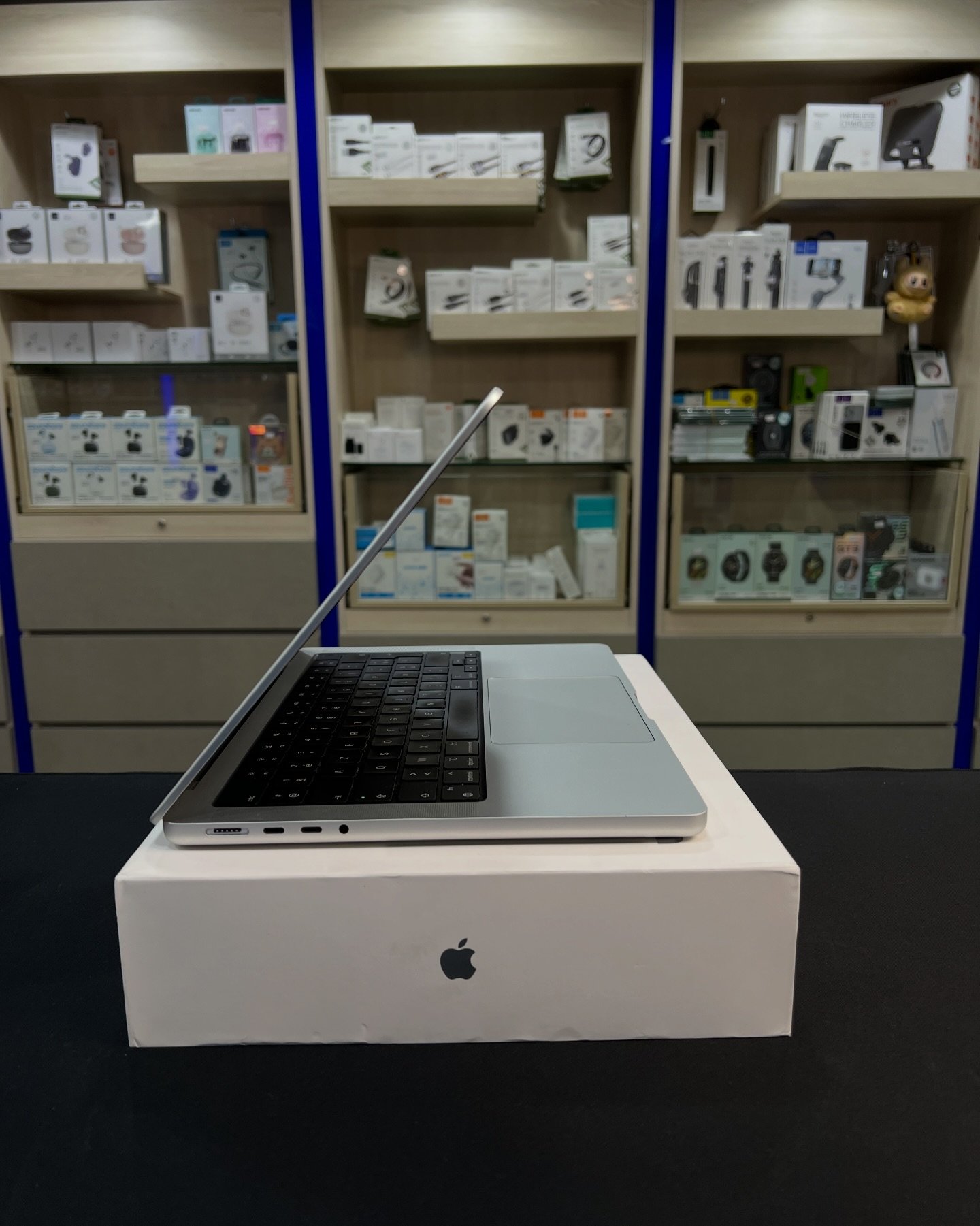 Used MacBook Pro 2021 M1 Pro Silver in a great condition: - M1 Pro 