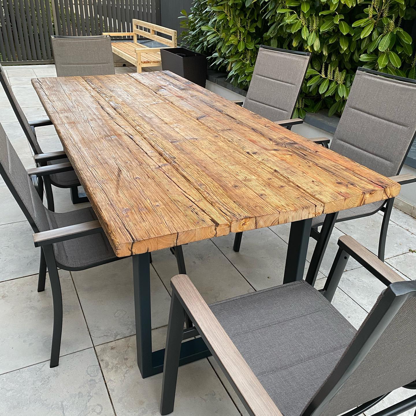 Terassentisch 220x90cm, Tischgestell wurde verzinkt und anschließend Anthrazit matt Pulverbeschichtet. Als Tischplatte dienen alte Gerüstbohlen, diese wurden gebürstet und im Nachgang geölt. #gerüstbohlentisch #gerüstbohlen #gerüstbohlenmöbel #tisch