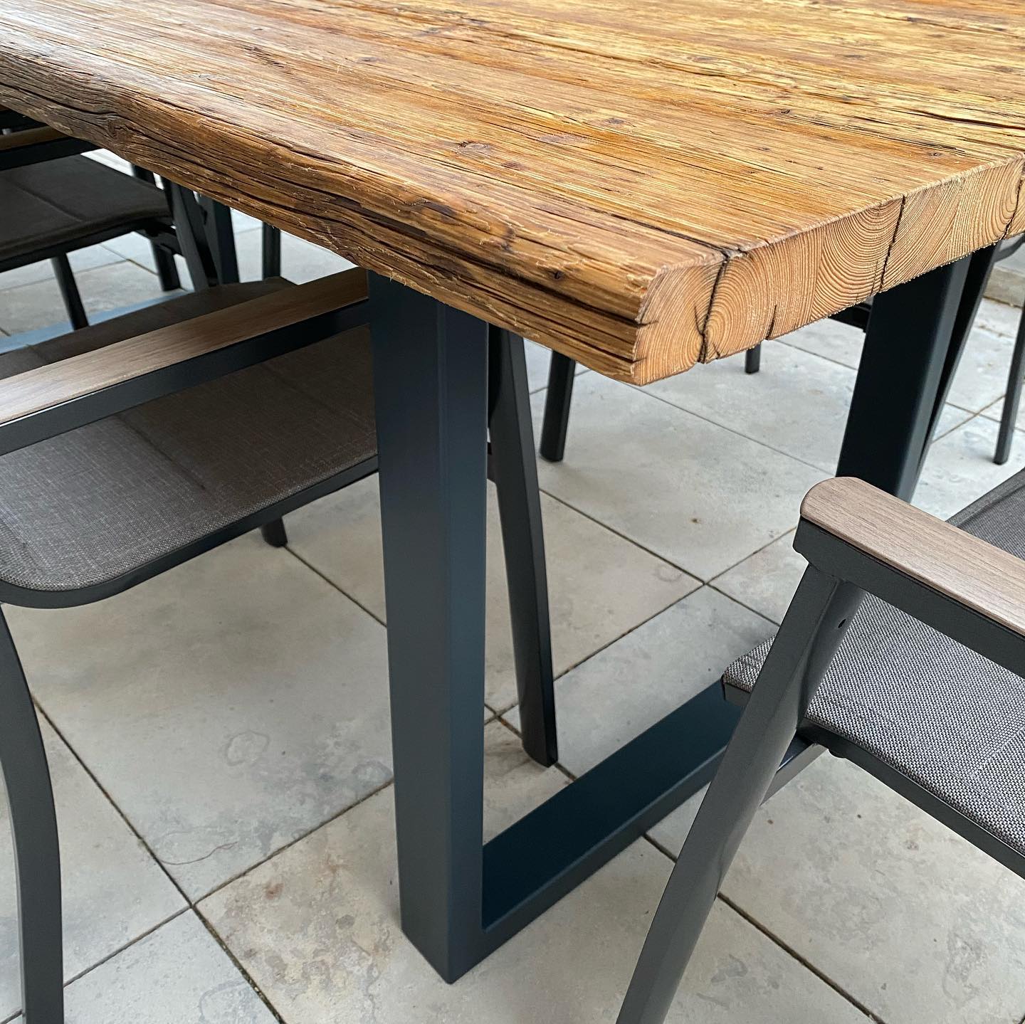 Terassentisch 220x90cm, Tischgestell wurde verzinkt und anschließend Anthrazit matt Pulverbeschichtet. Als Tischplatte dienen alte Gerüstbohlen, diese wurden gebürstet und im Nachgang geölt. #gerüstbohlentisch #gerüstbohlen #gerüstbohlenmöbel #tisch