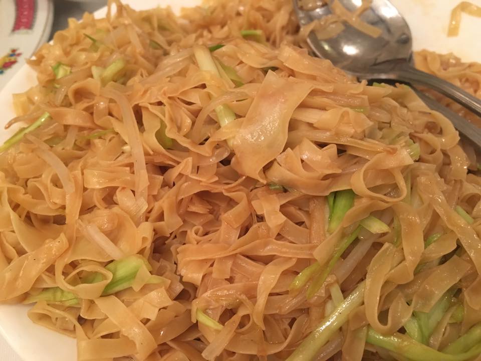 蘇施黃 - #阿蘇減肥法 去完教堂就和家人去陸羽晚飯 家常小便飯！ 窩旦牛肉飯、薑䓤撈粗、煎咸魚、菜心、柚皮、咕嚕肉、白肺湯
