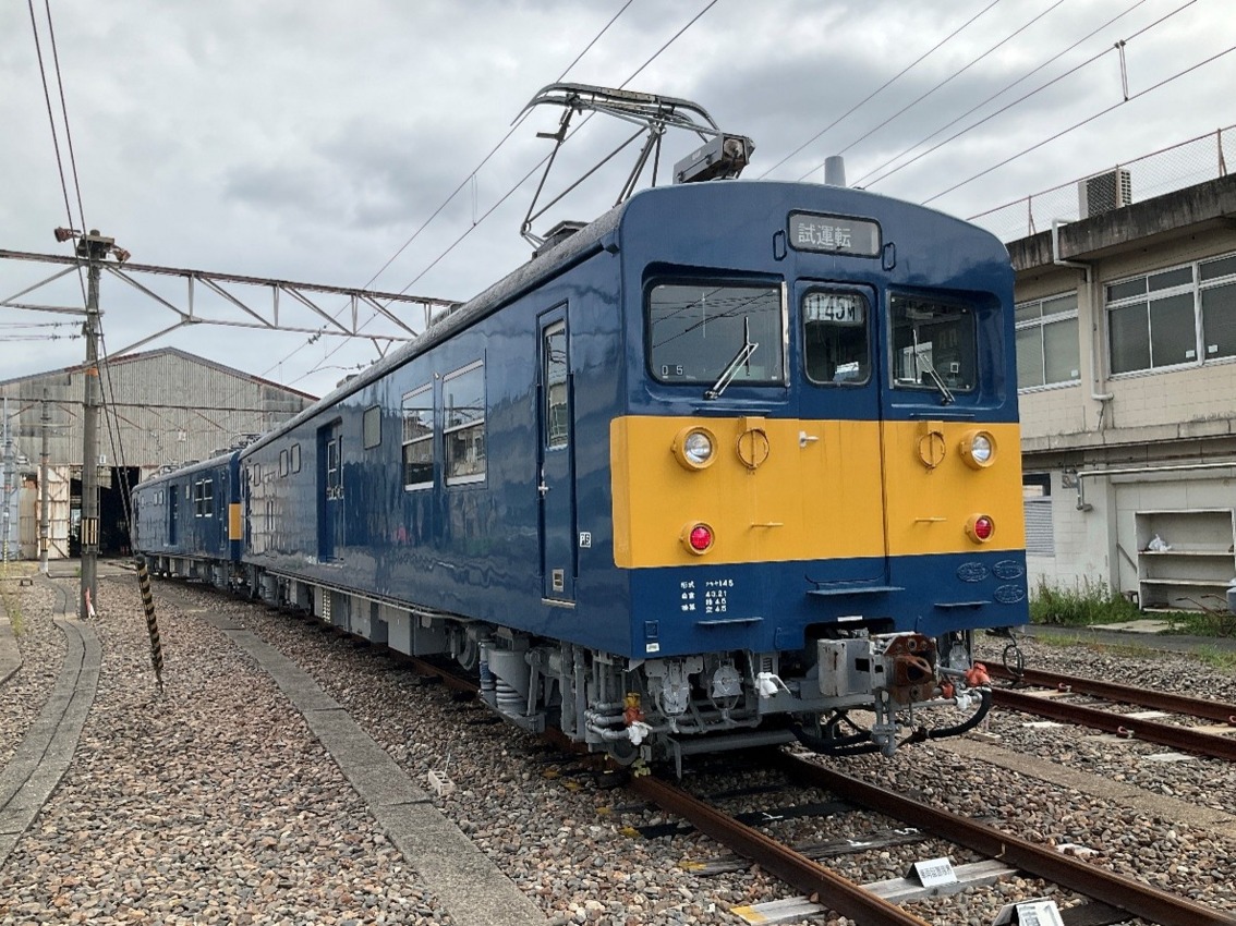 収蔵資料展「鉄道ネクタイピンの世界」】 本館2階企画展示室横展示