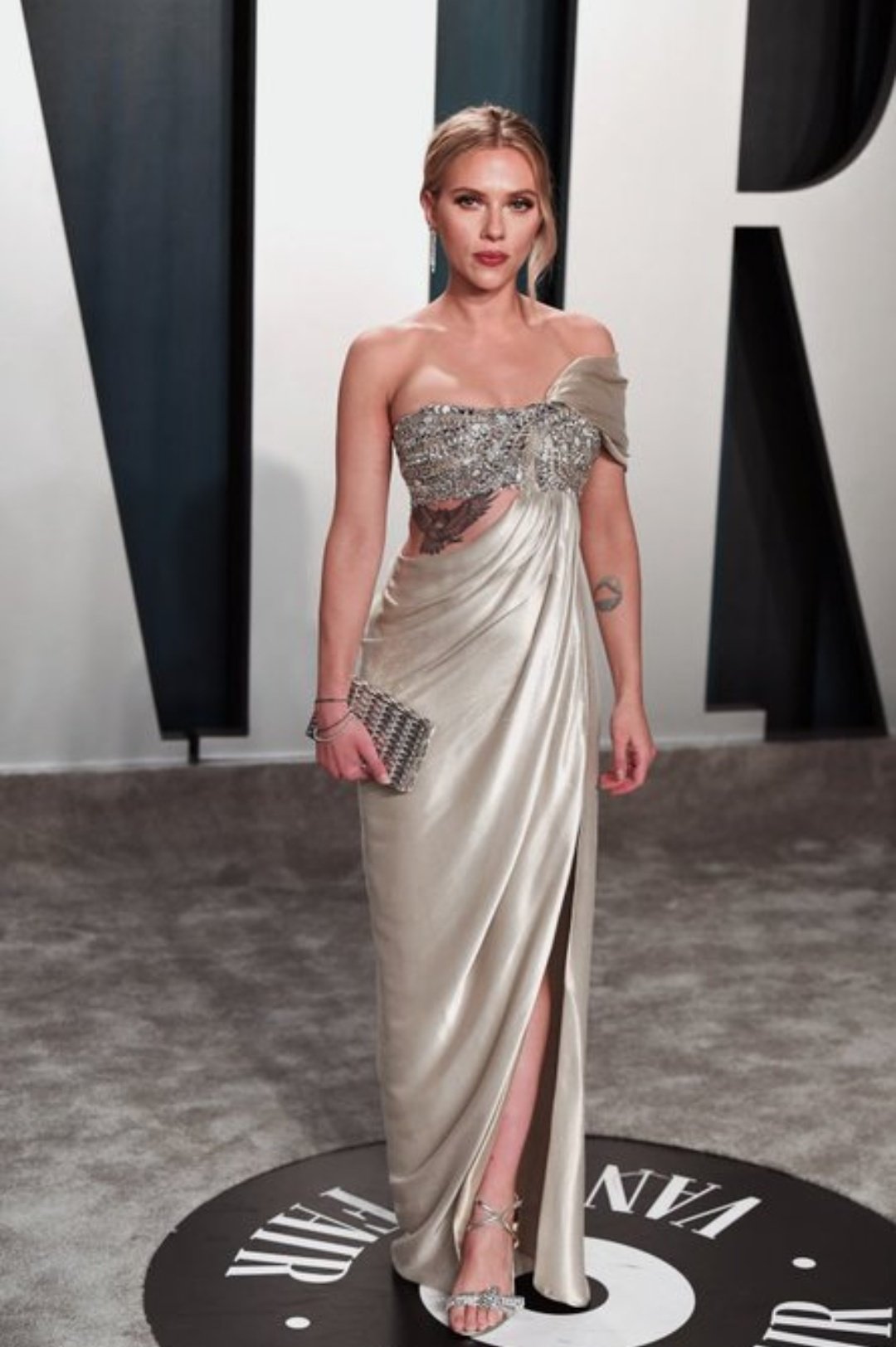 Scarlett Johansson looks absolutely gorgeous at the Vanity Fair Oscars 2021 