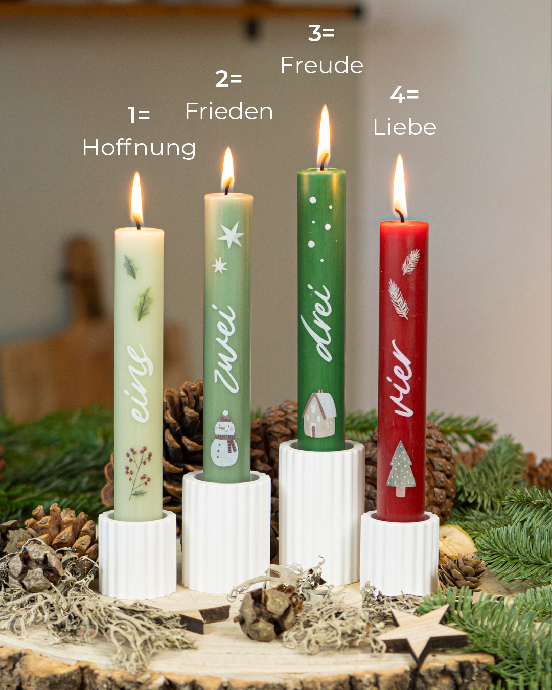 Für viele gehört er einfach zur Weihnachtszeit dazu: der Adventskranz. 🎄 Vier Kerzen, vier Wochen voller Licht, Hoffnung und Vorfreude. ✨ Aber weißt du eigentlich, wofür jede Kerze steht? Erfahre auf dem
