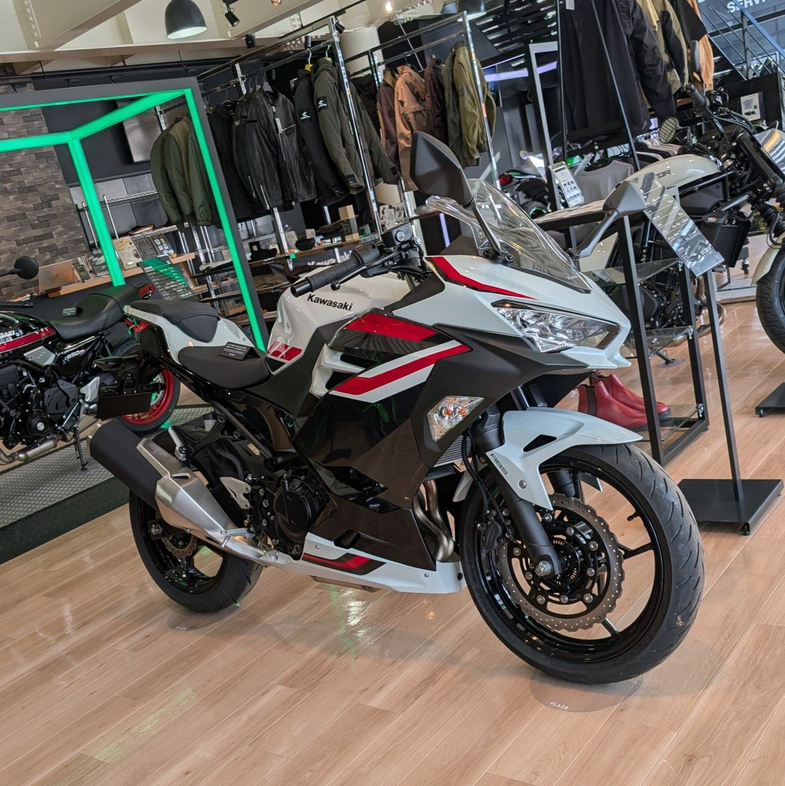 カワサキ - Ninja400展示中です?‼️ 扱いやすさと、走りの楽しさを 