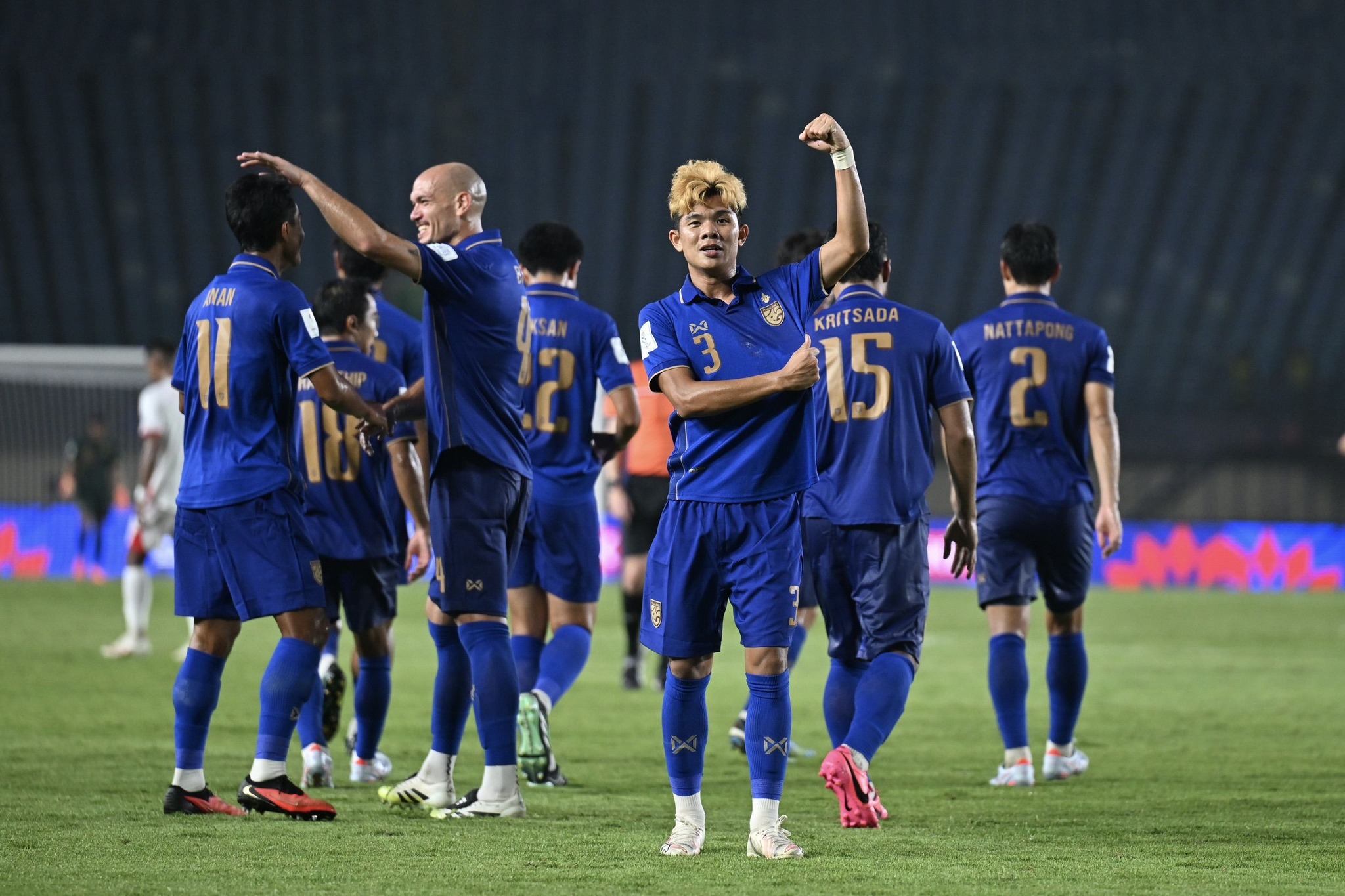 #GOAL : 𝗙𝗜𝗙𝗔 𝗔𝗦𝗘𝗔𝗡 𝗖𝗨𝗣 𝟮𝟬𝟮𝟲 🇹🇭 ไทย 2-0 เวียดนาม 🇻🇳 ทดเวลานาทีที่ 90+3 ไทย มาได้ประตูปิดกล่องเป็น 2-0 อนันต์ ยอดสังวาลย์ จ่ายบอลทะลุช่องมาให้ ชัยพล อดทน หลุดเข้ากรอบเขตโทษก่อนยิงสวนตัว แพทริก เล เกียง ผู้รักษาประตูเวียดนามเข้าไป #FAThailand #ฟุตบอล