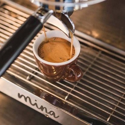 Espresso Shot معنى كلمة دبل شوت هي تكرار استخدام نفس المعيار للقهوة عامة أو الاسبريسو خاصة فتعمل دبل شوت تسويها مرتين بنفس المعيار من ناحية الكم وتعرف بالانجليزية Double