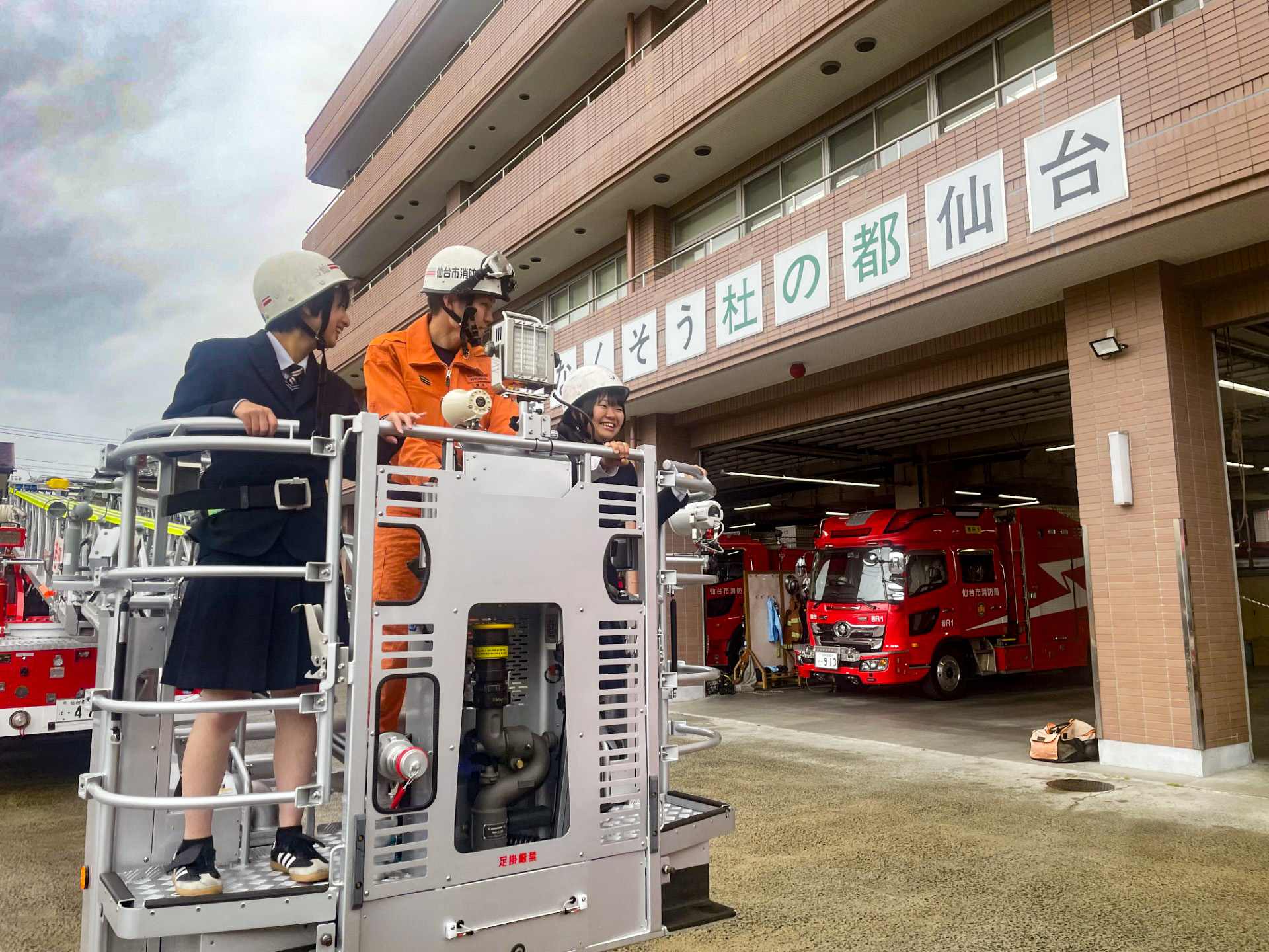 仙台市消防局 - 五代目「高発泡照明車」 | Facebook
