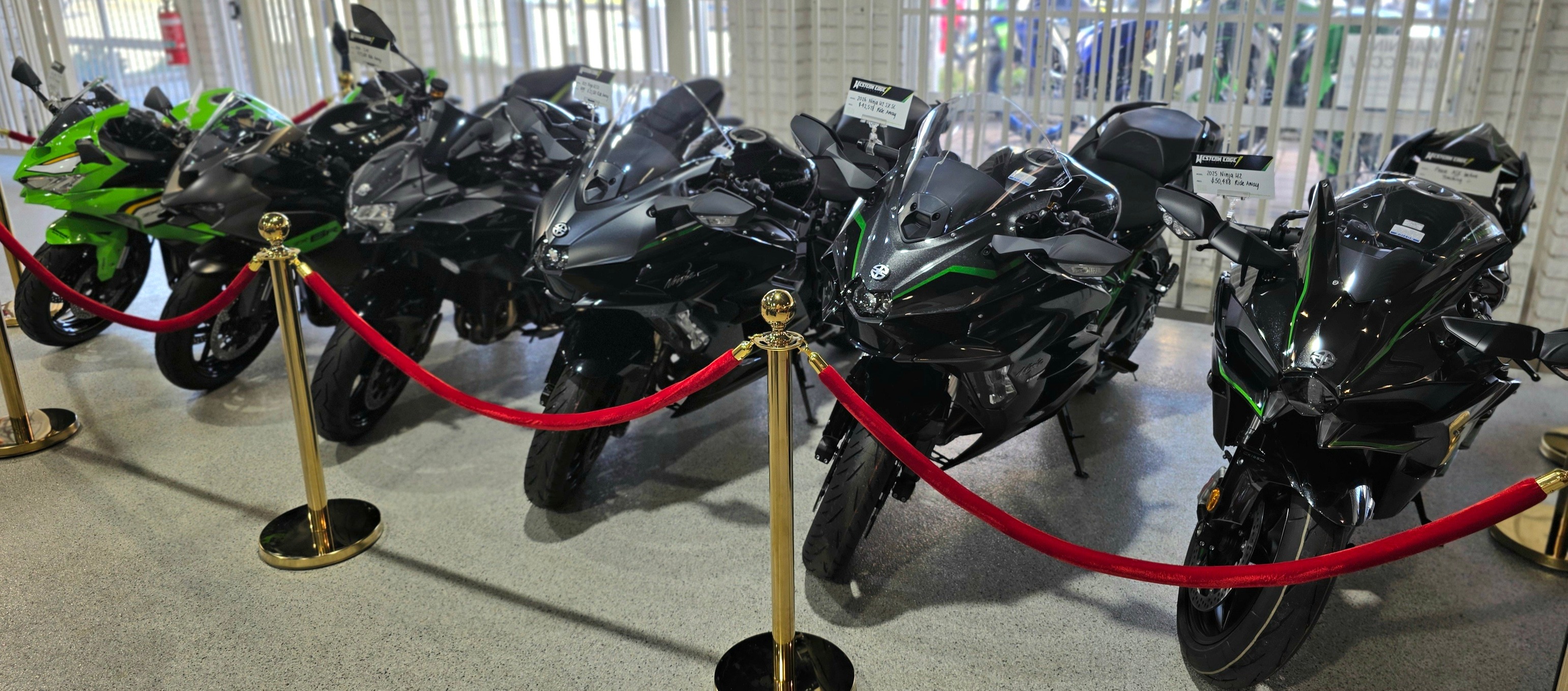 エル Kawasaki Sports Bikes  All in store . ZX4RR, ZX6R and the