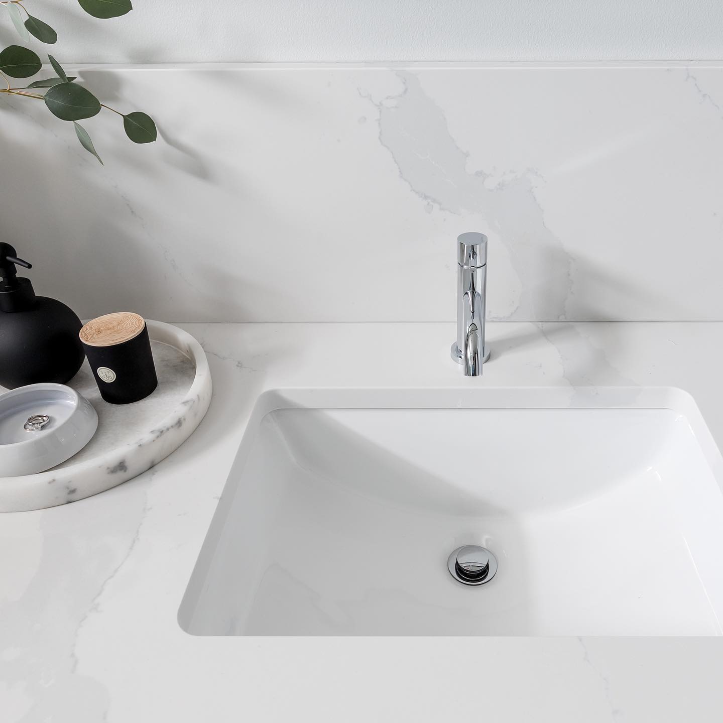 Dale Design - Love the look of going vertical with quartz, used here as ...