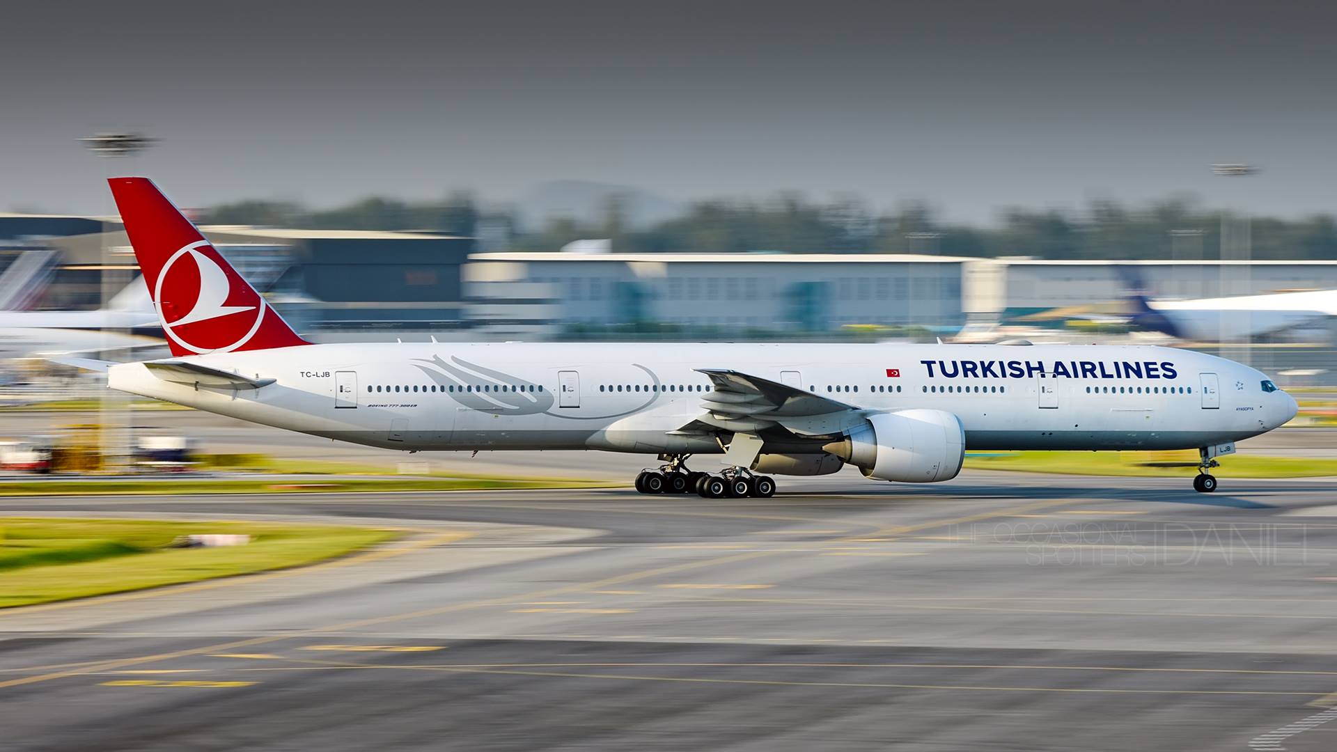 A Turkish Airlines Boeing 777-300ER climbs out of Runway 25R at