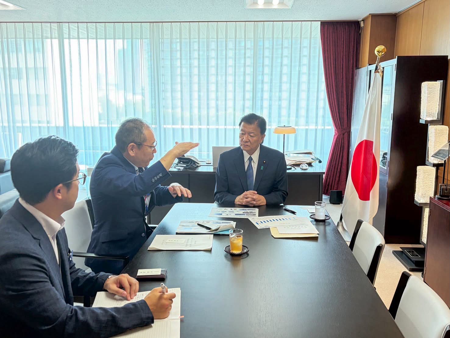 高市早苗総裁の新しいポスターを発表しました。 「日本列島を、強く