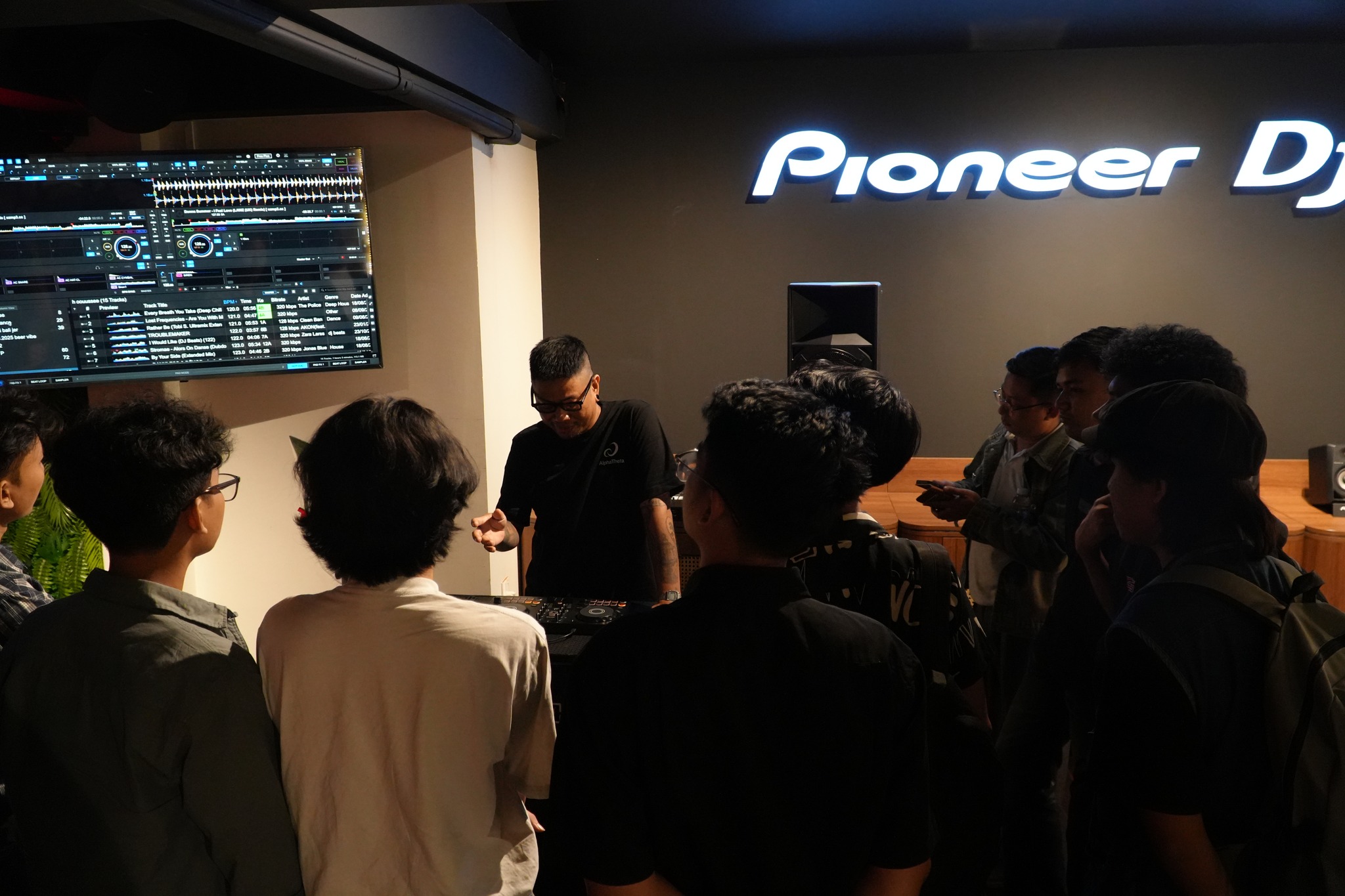 Meet the DDJ-FLX2, our new... - AlphaTheta/Pioneer DJ Myanmar | Facebook