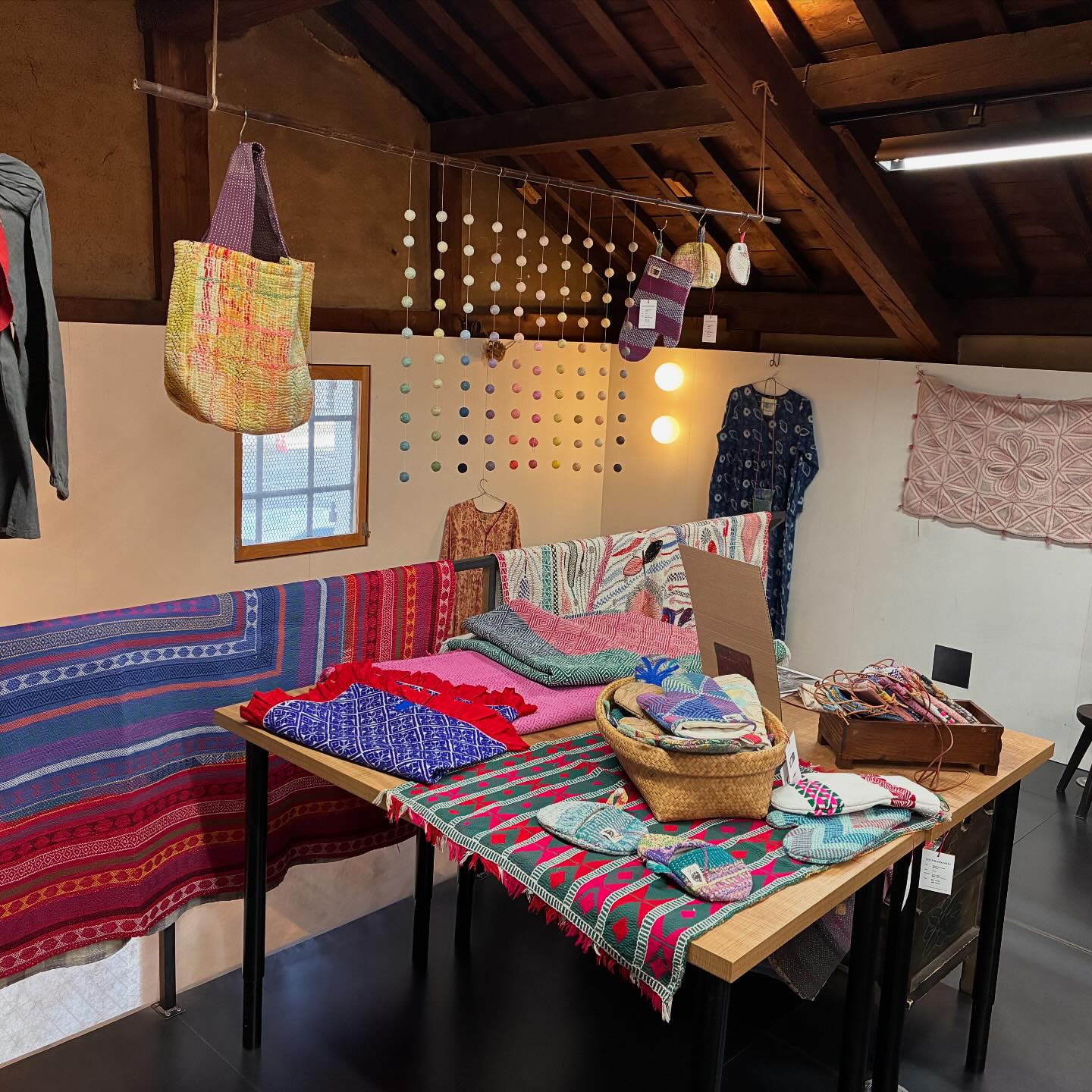 4/11-28 yuj handicrafts インドの手しごと展 が始まりました。 鮮やか
