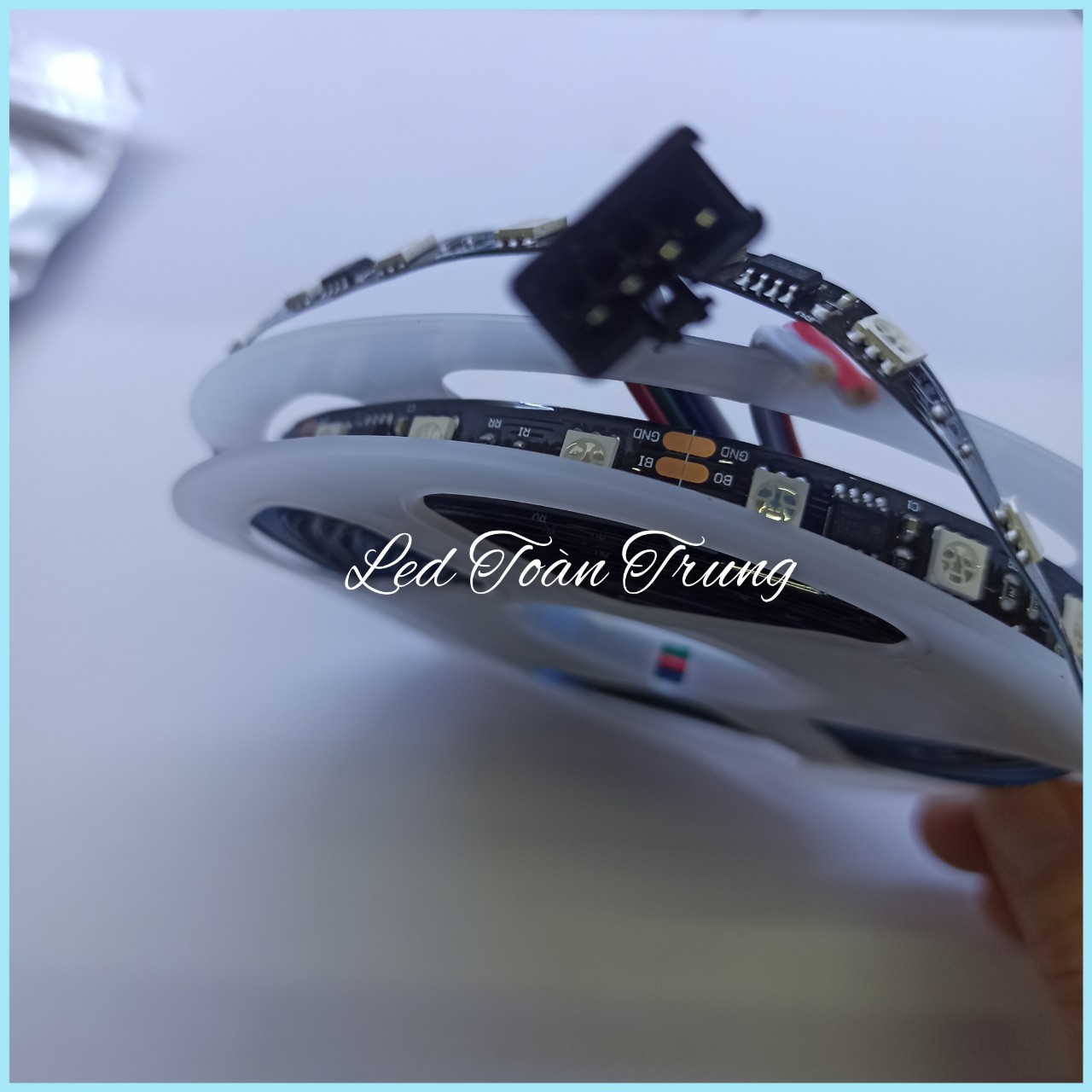 Led Toàn Trung