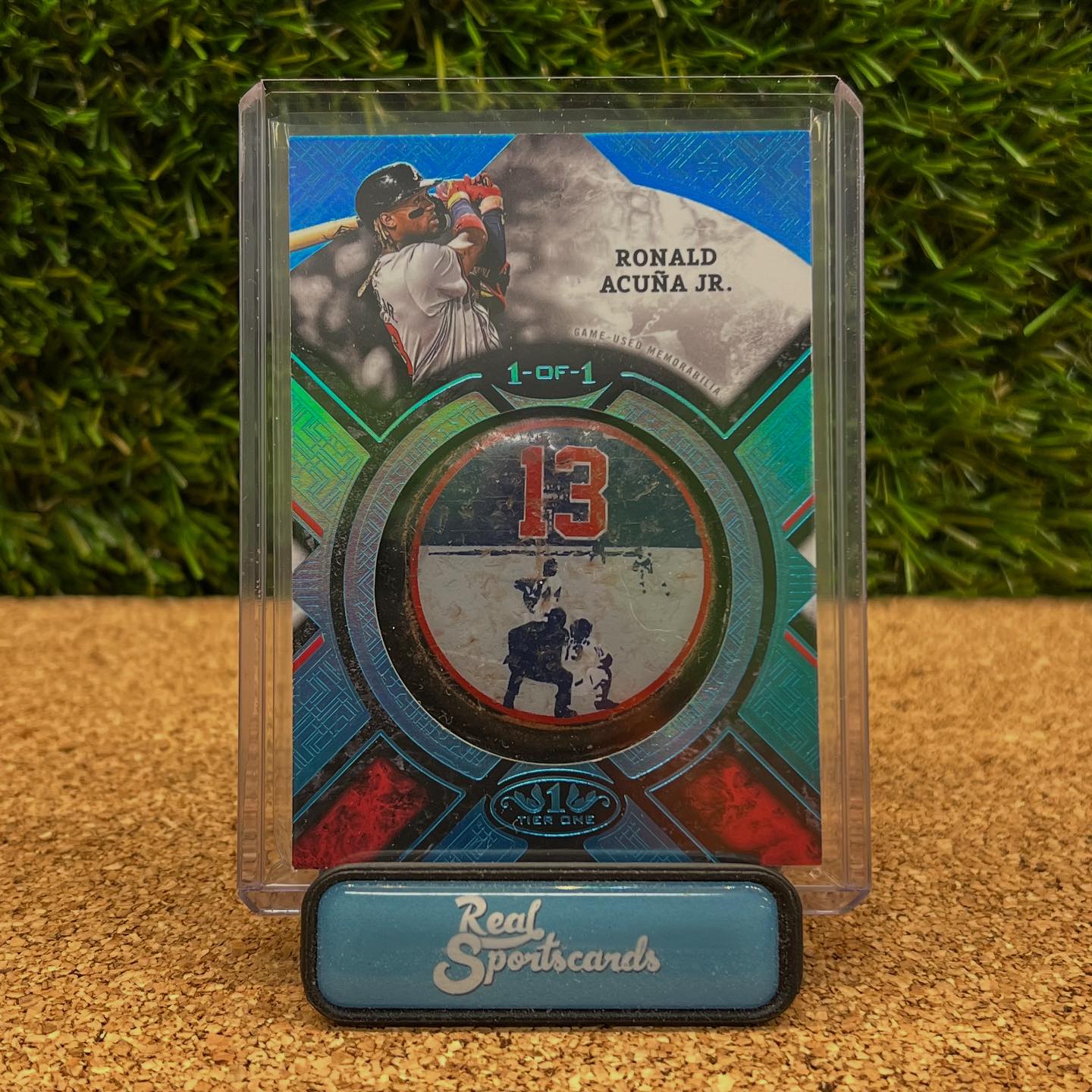 Ronald Acuña Jr. and Myke Towers unite on a dual autograph card ??