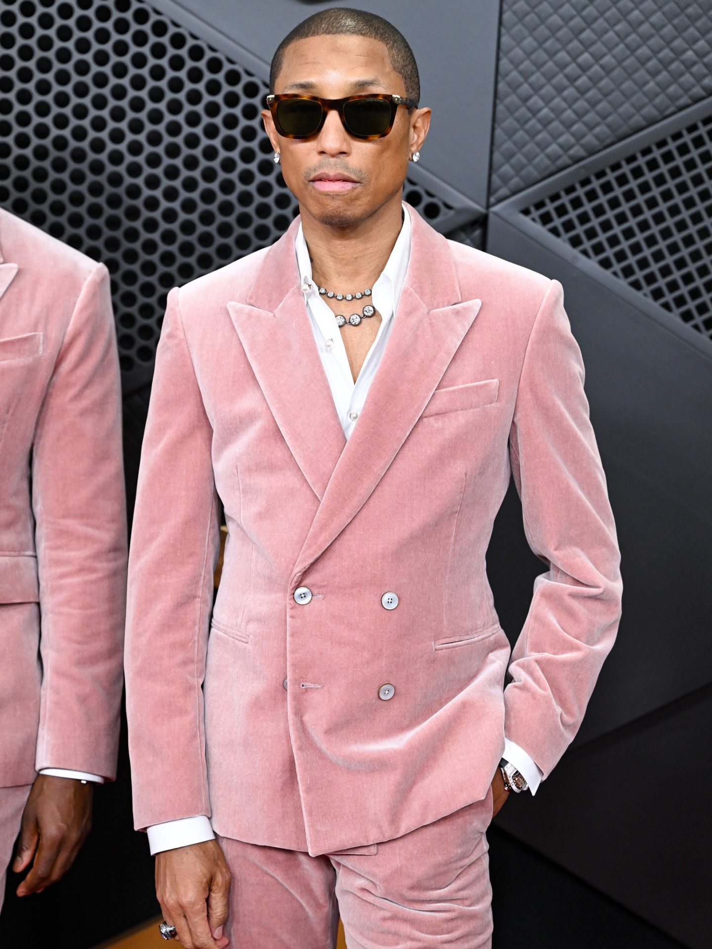 Pharrell showed out in the matching Tux with Clipse 🩷 for the