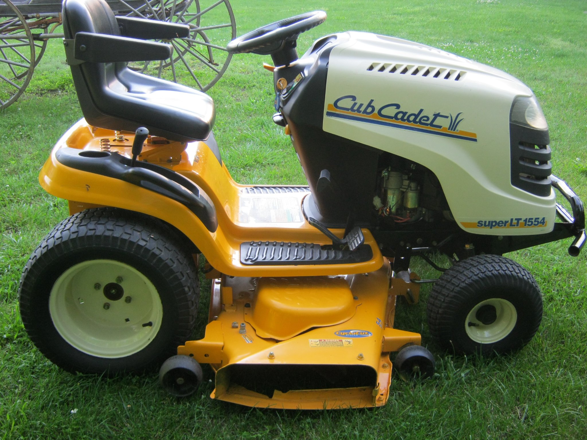 2005 Cub Cadet Super LT-1554 54" cut lawn and garden tractor ...