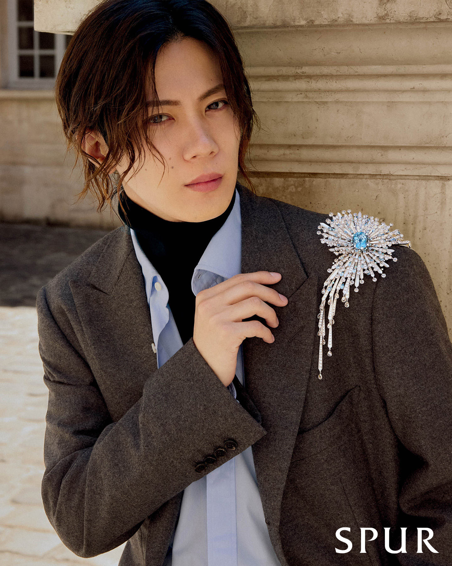 グラフィカルなMパターンに、パールの刺繍をさりげなくあしらった