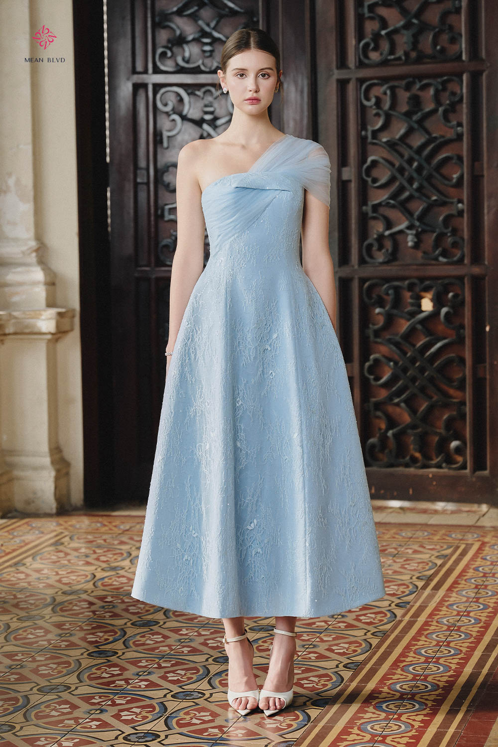 Inspired by the lightness of early skies, this baby blue piece reinterprets occasion dressing through softness and control. 🩵 Asymmetrical draping meets a gently structured silhouette, creating a bal