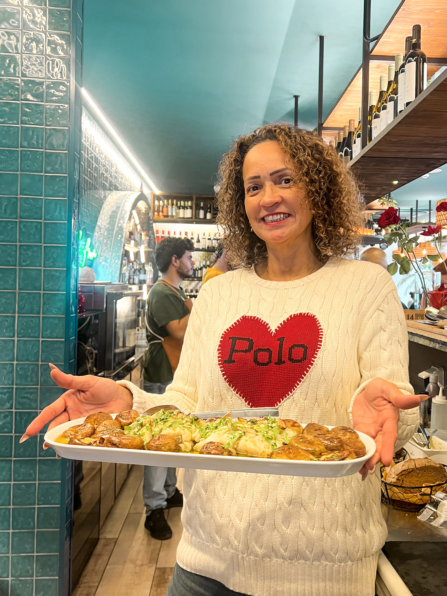 Morena - A Morena a servir o que é nosso. Bacalhau no ponto certo ...
