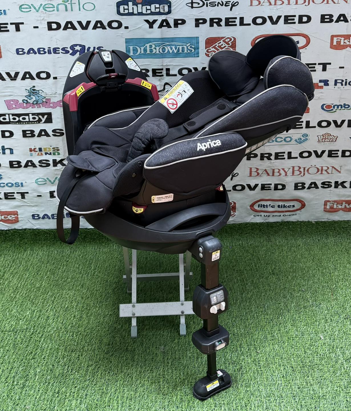 This is an Aprica Fladea Grow child car seat, featuring a 360