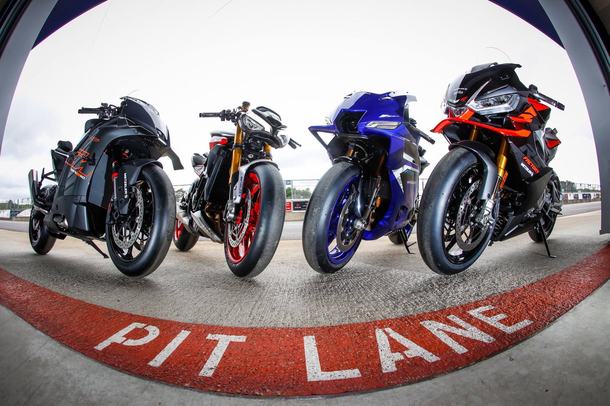 Un comparo supersports est à retrouver dans le MR en kiosque KTM
