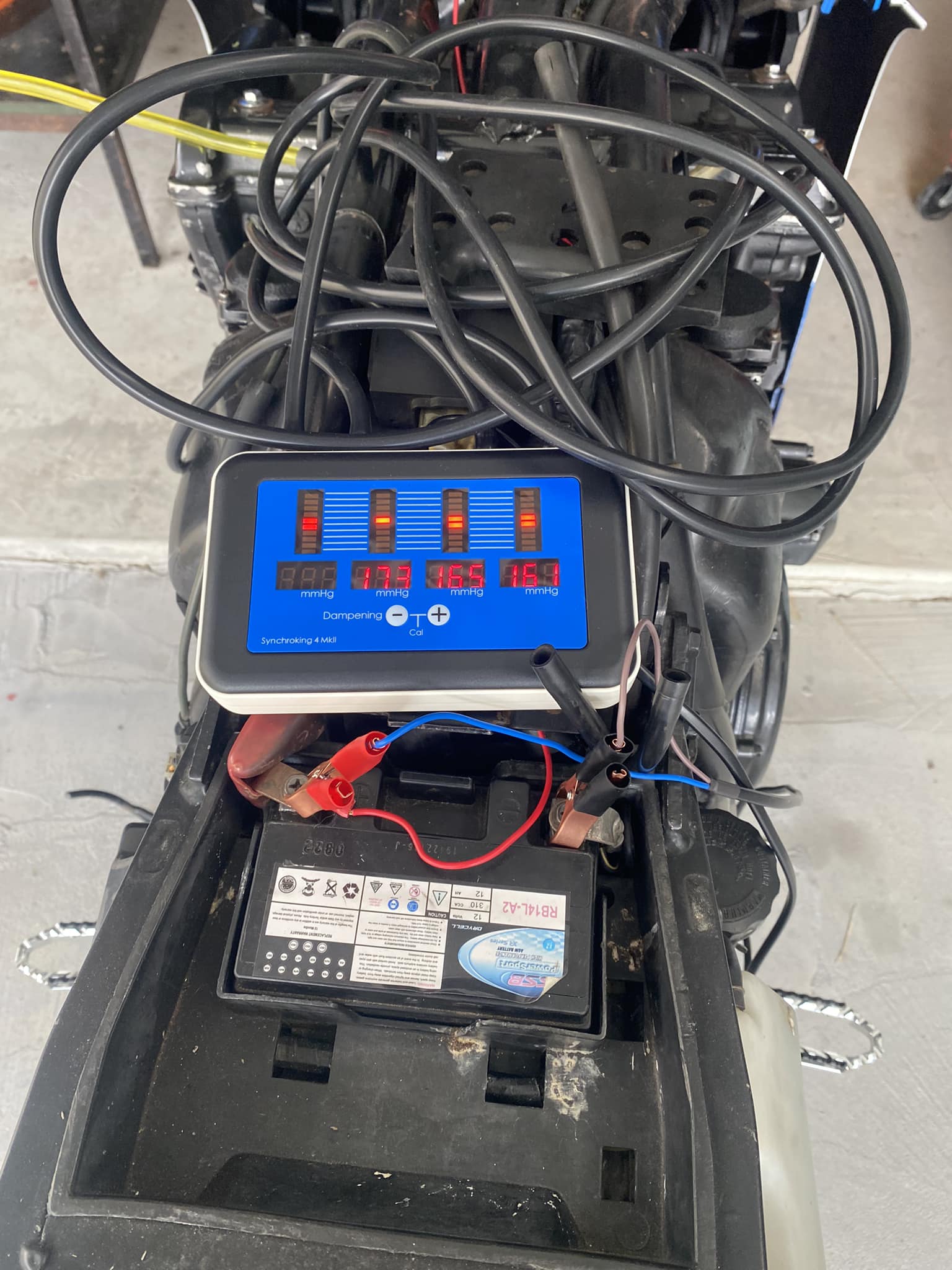 Is my carburetor balancing setup ok for Kawasaki GPZ900R?