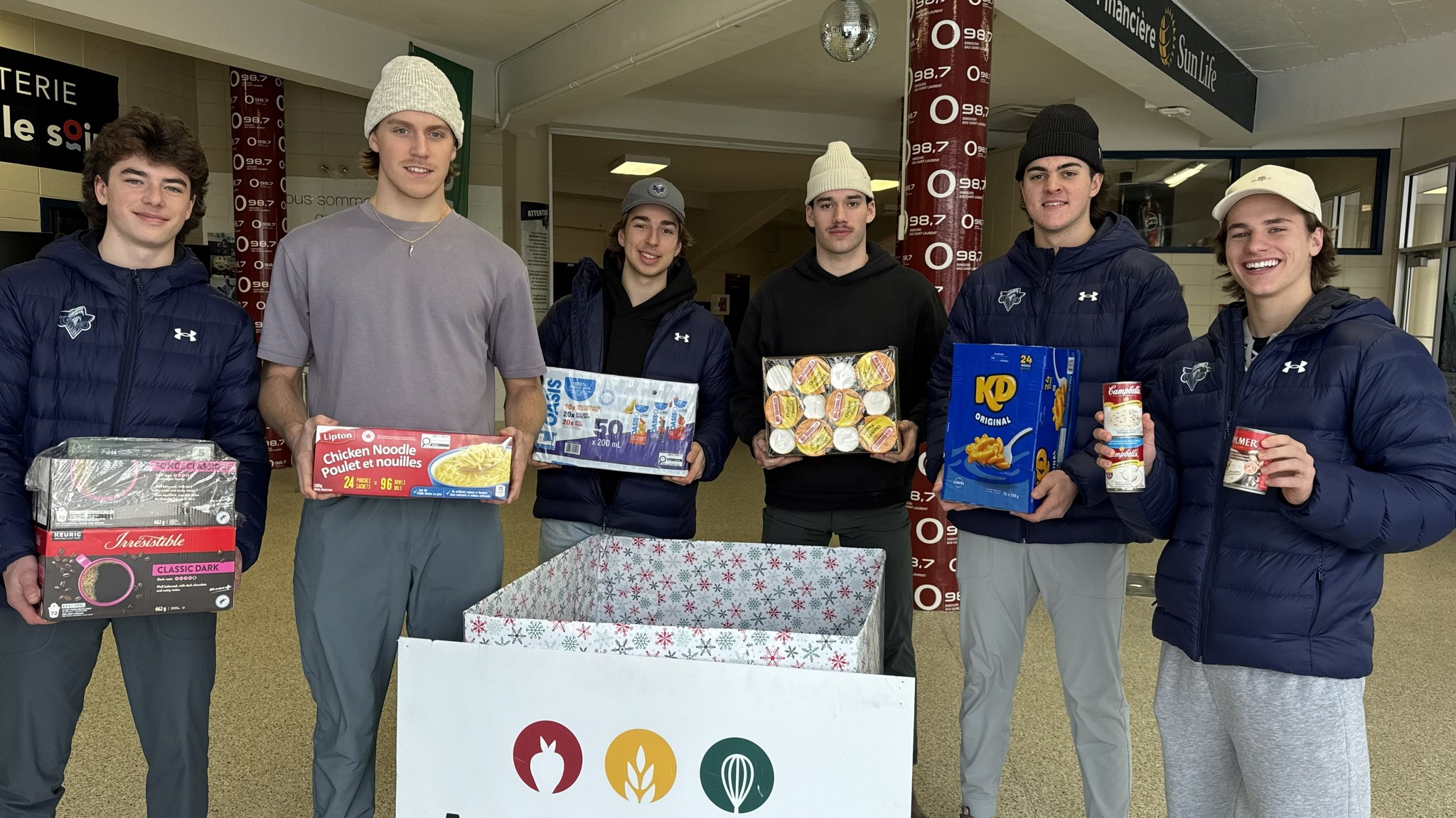 Club - 🎁 Grande collecte de denrées au Colisée Financière Sun Life ! 🥫 ...