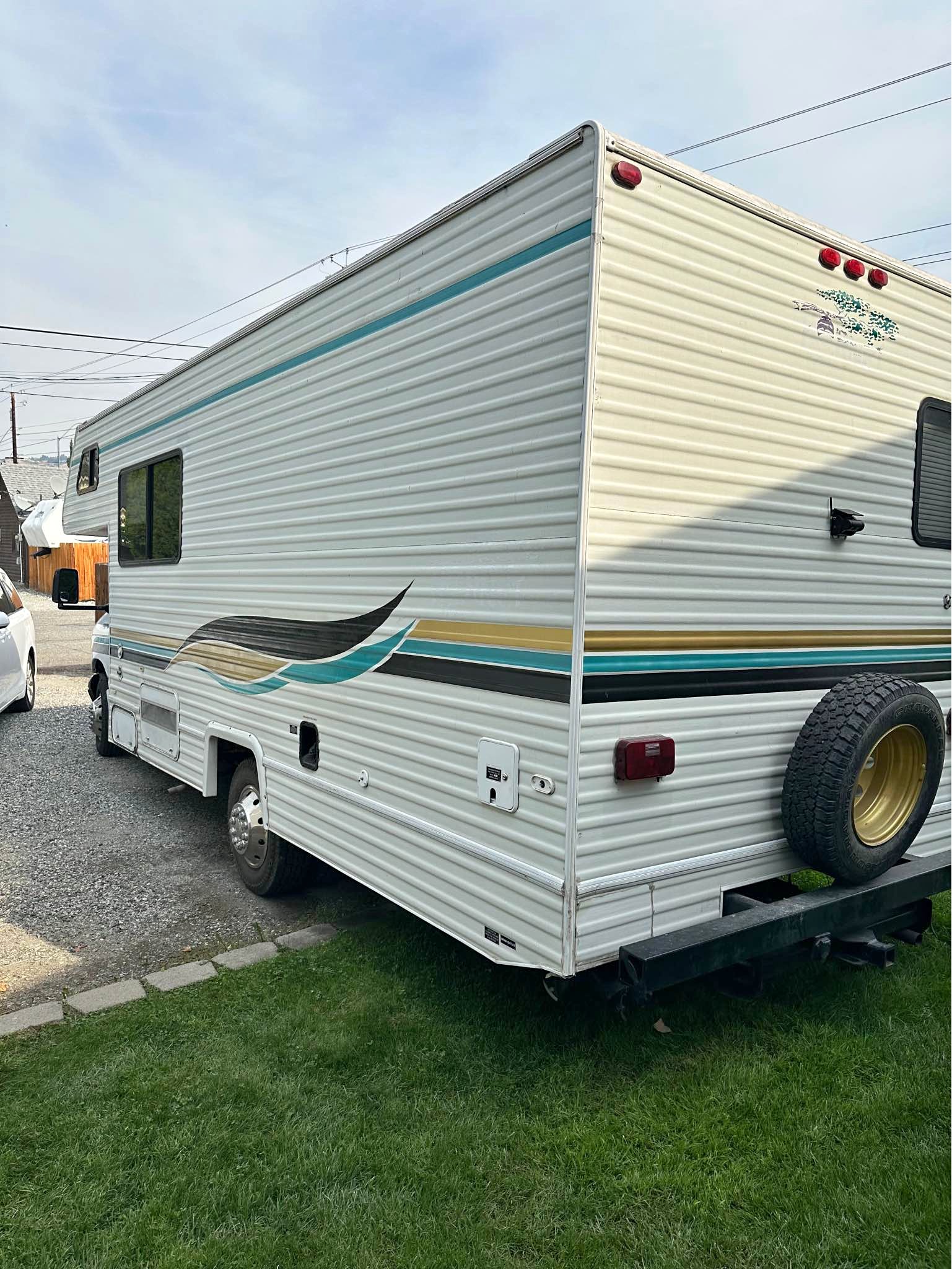 RV Ford 1997 Motorhome, motor 7.5 77 miles 23.0 ft long sleeps 6 people ...