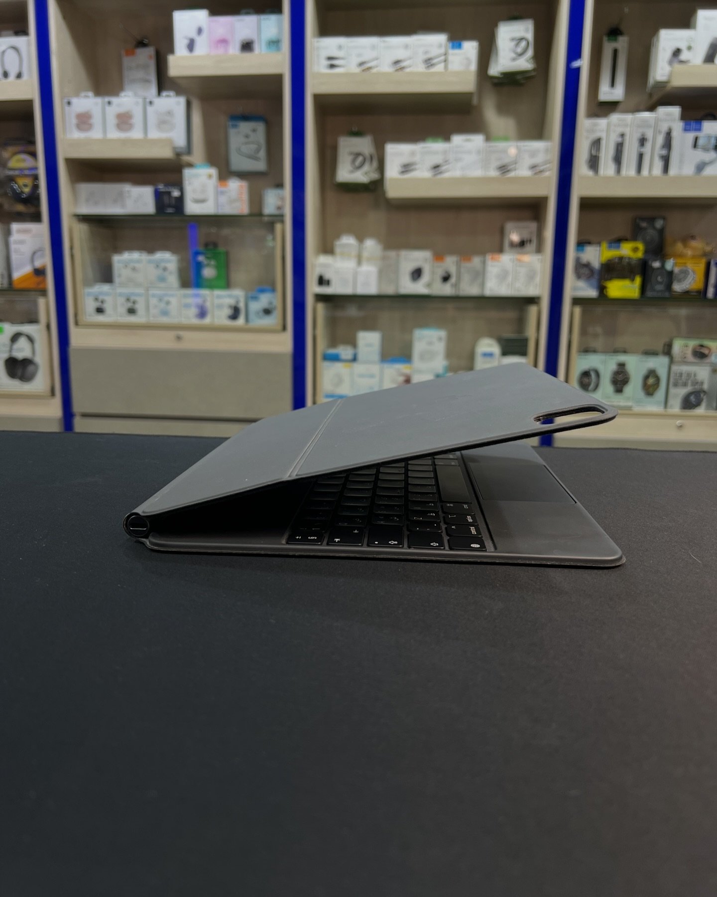 Used Magic Keyboard For iPad Pro 12.9 Inch: - Compatible with iPad 