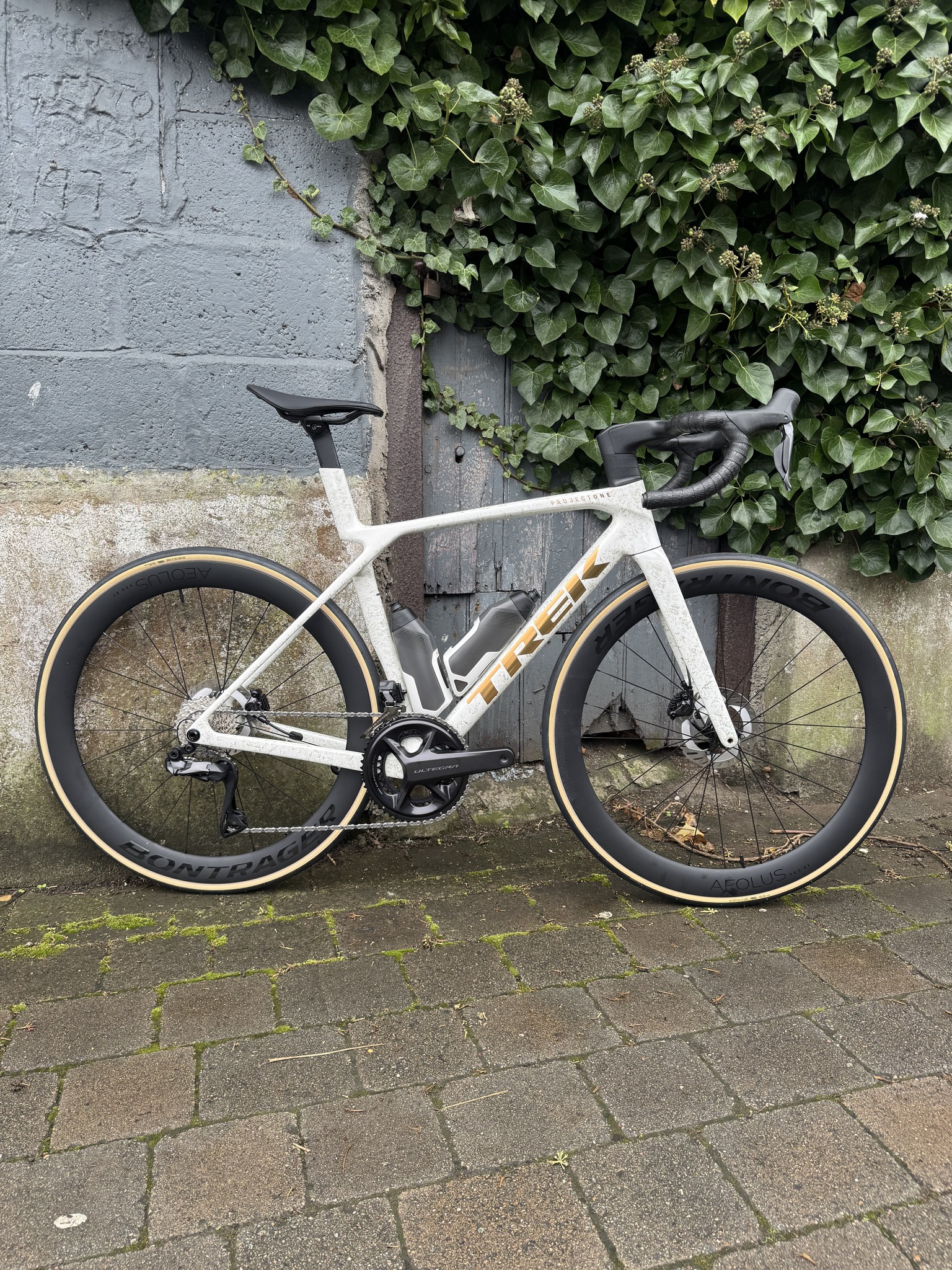 ?‍♂️ Speed. Style. Precision. Meet the Trek Madone SLR 7 in Era 
