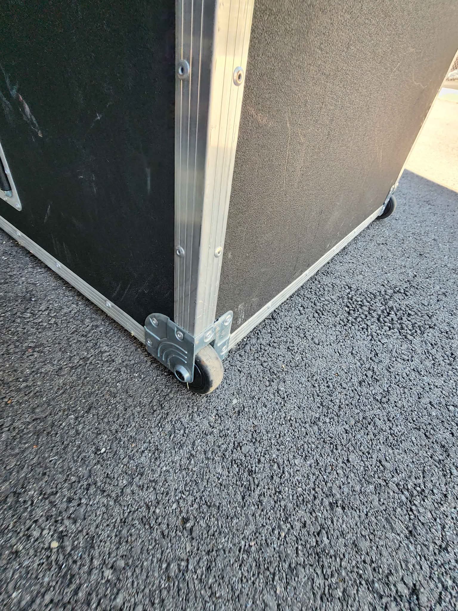 Road case hardshell travel case for shows or expos - Amplifier Bags ...