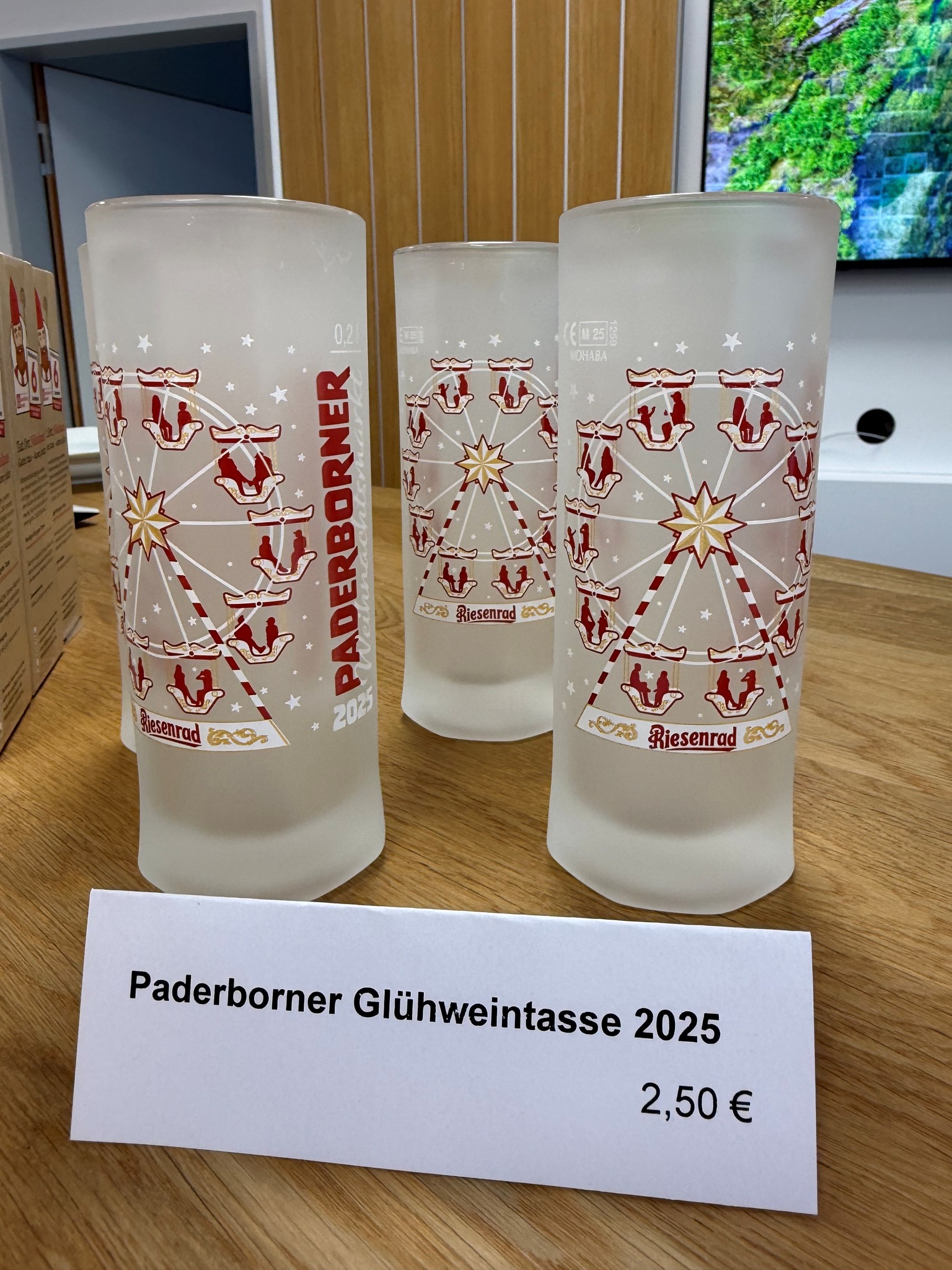 🎄 Schon entdeckt? Die beliebten Paderborner Glühweintassen gibt es nicht nur auf dem Weihnachtsmarkt – ihr könnt sie auch direkt bei uns in der Tourist Information kaufen! Ob als Erinnerung, für eure