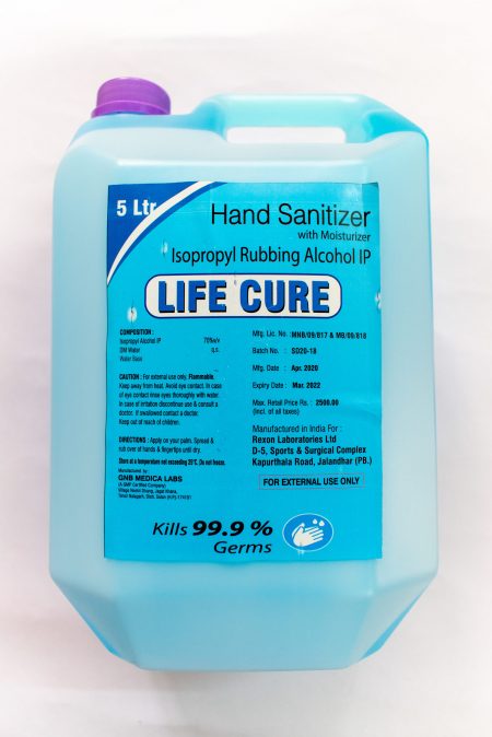 LIFECURE ISOPROPYL RUBBING ALCOHOL 5L 👉Composition : Isopropyl Alcohol IP 70%V/V 👉DM WATER q.s. 👉Water Base 👉 Light blue solution with characteristic spirituous odour. 👉Ki