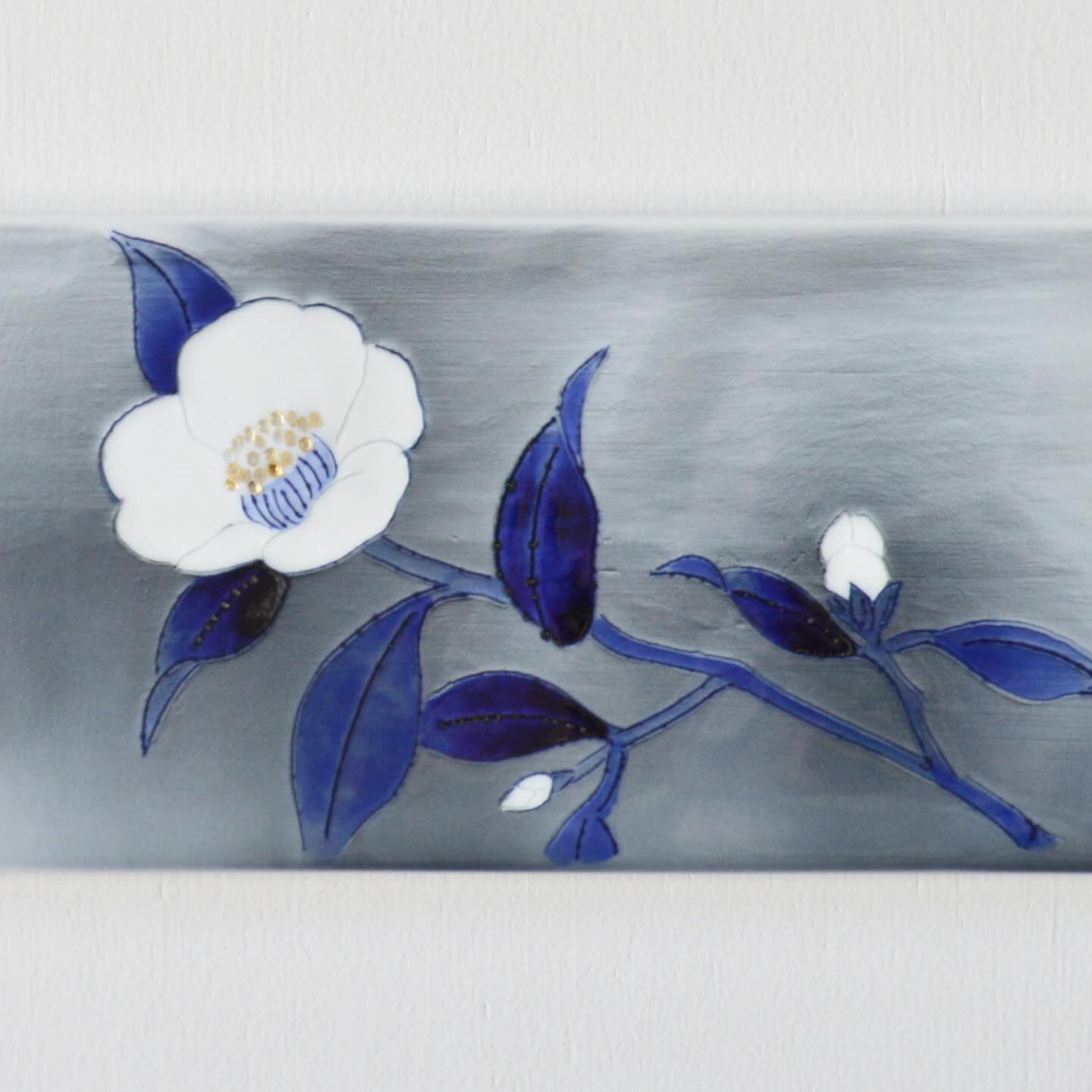 美しい古美術◾️蔵から美しい白椿の花が描かれた夏茶碗の様な楽印の陶器 線刻陶額「白椿」辻聡彦 作 Line-carved ceramic painting 