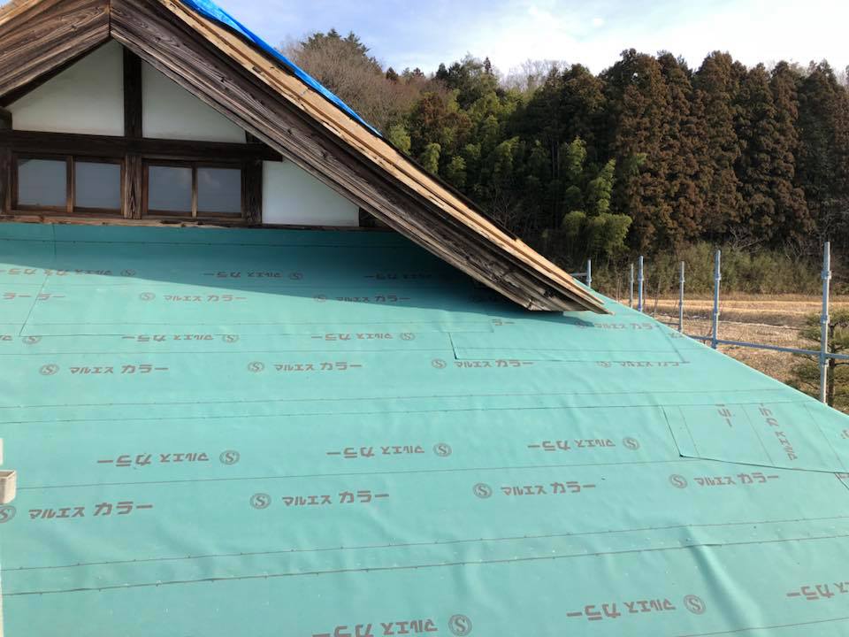 磯建設 株式会社 - 屋根瓦葺替え工事。 縦桟と瓦桟で下地工事完了です！ | Facebook