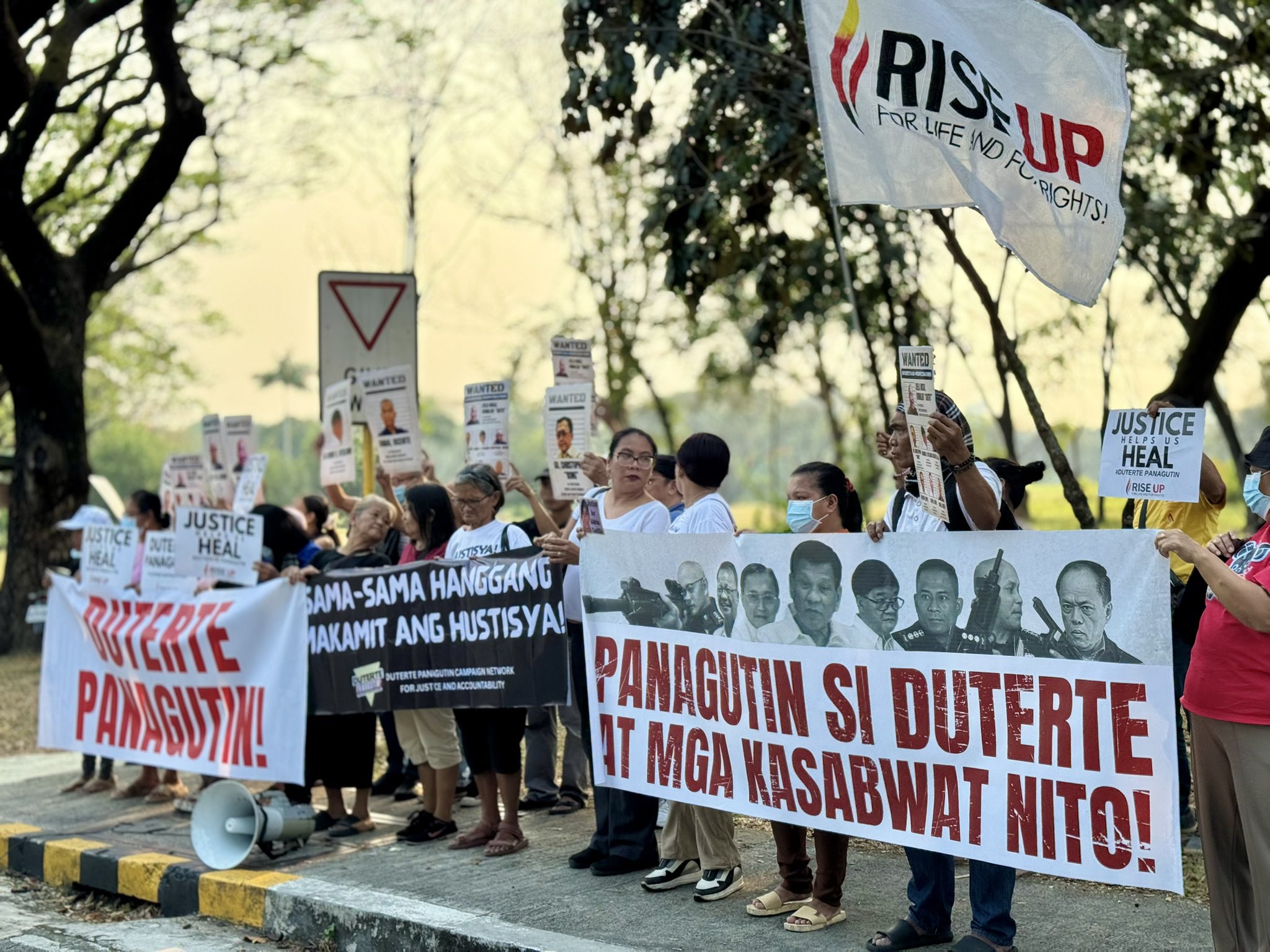 GMA - Relatives of EJK victims hold up photos of the alleged co ...