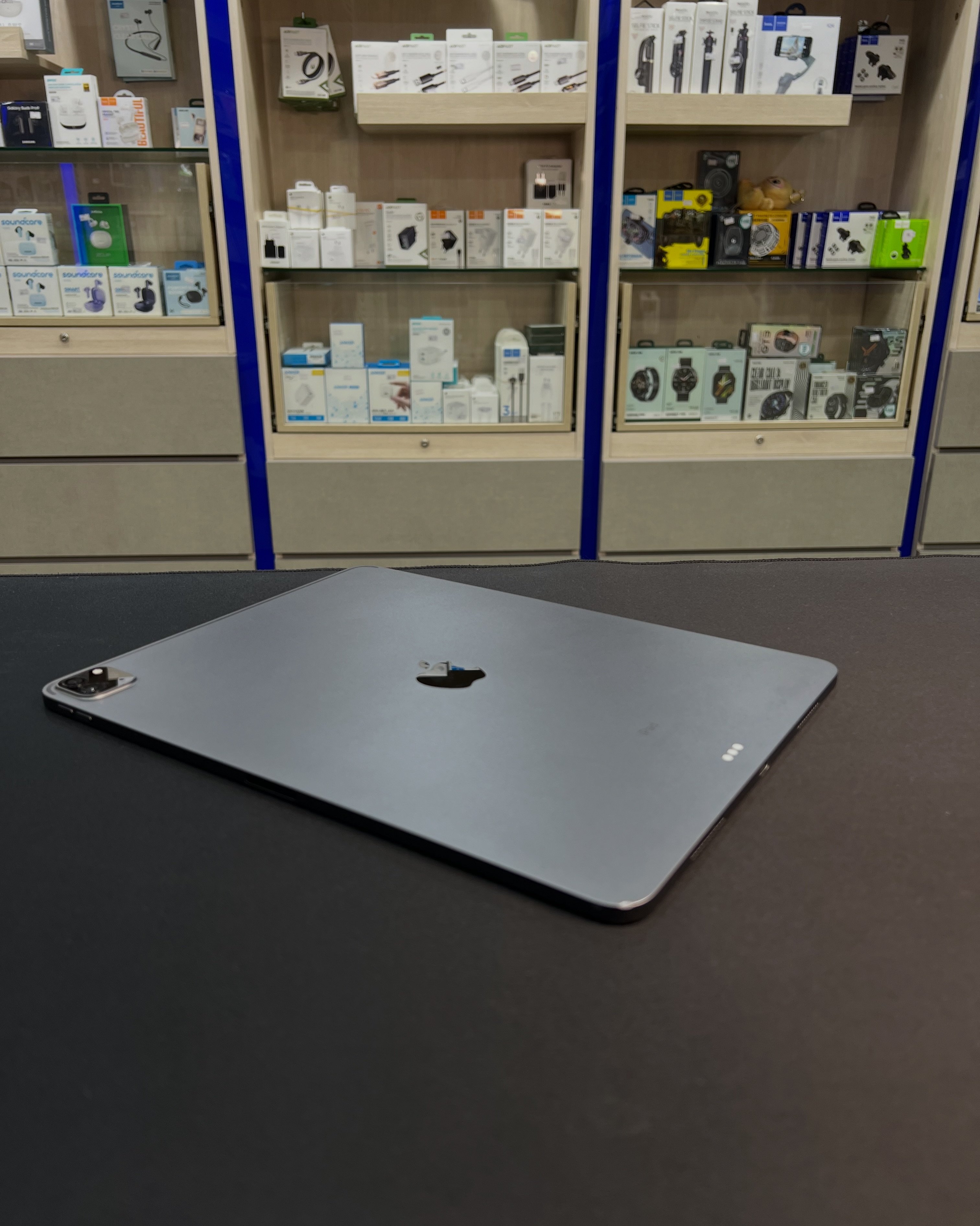 Used iPad Pro 5th Generation 12.9 Inch 128GB M1 in excellent 