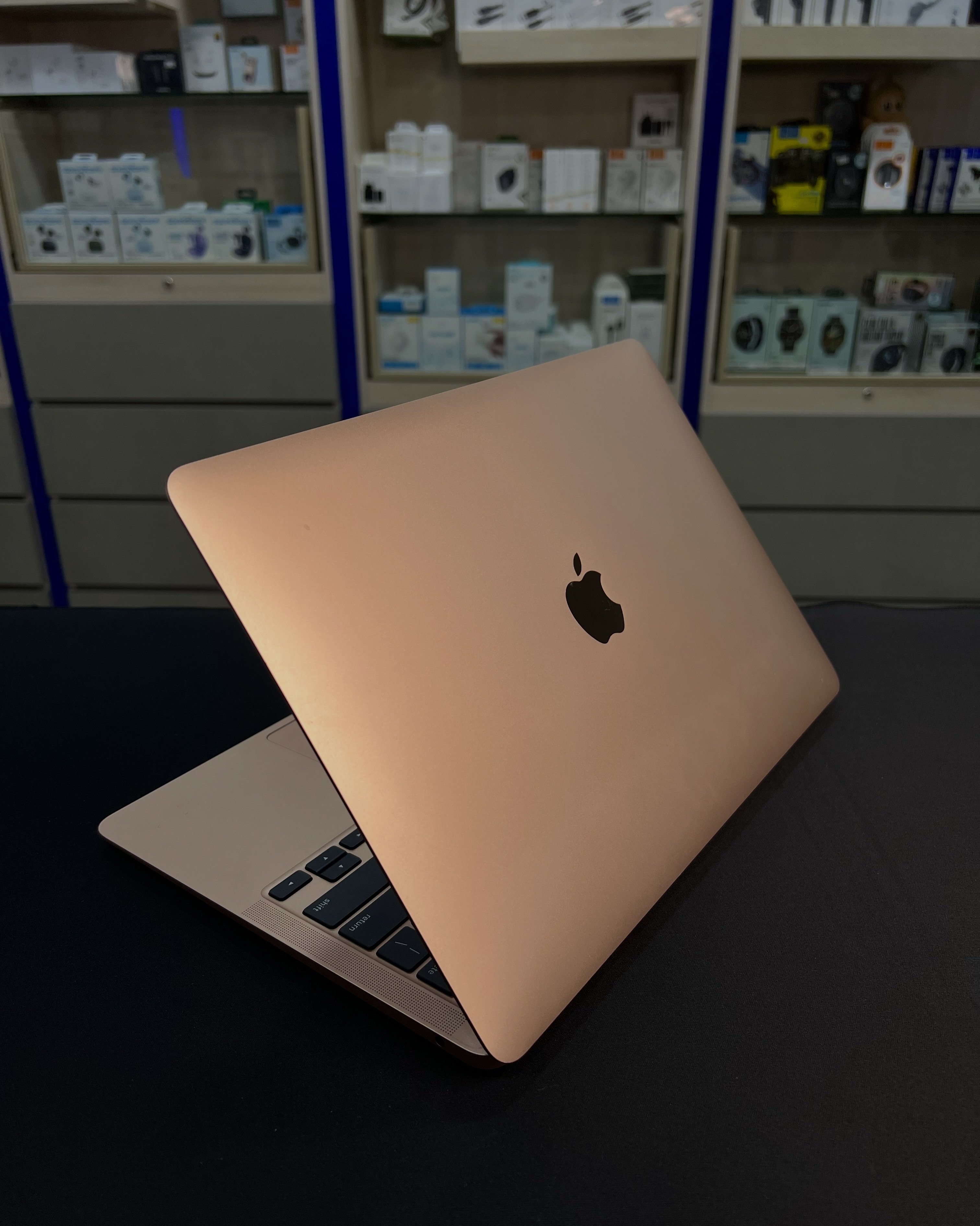 Used MacBook Air 2020 13 Inch M1 in excellent condition: - M1 Chip 