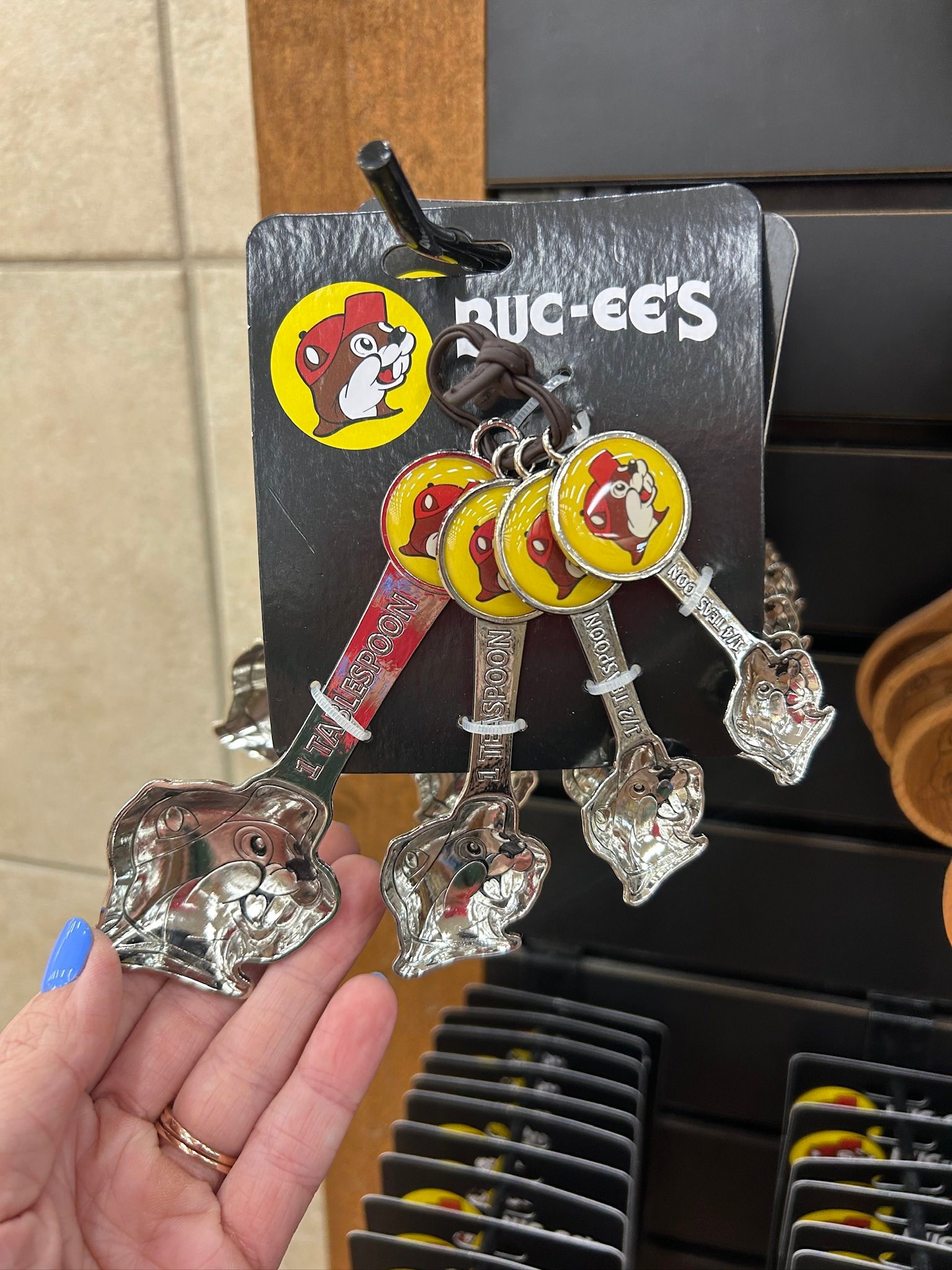 アメリカ好き方に！⭐︎ バッキーズ　カッティングボード Lots of new wooden kitchen boards at Buc-ee's, have you seen them