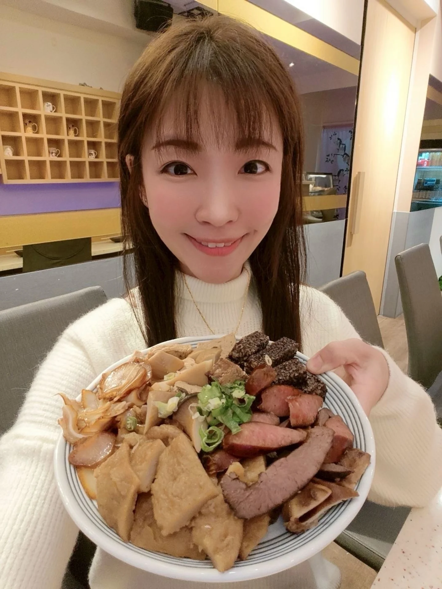 美人魚瑢妹妹 Miki思榕 - 🍻 高雄前金區隱藏版「擺渡聚落」感受滷味的瘋狂極致誘惑！ 這家藏在巷弄裡的... | Facebook
