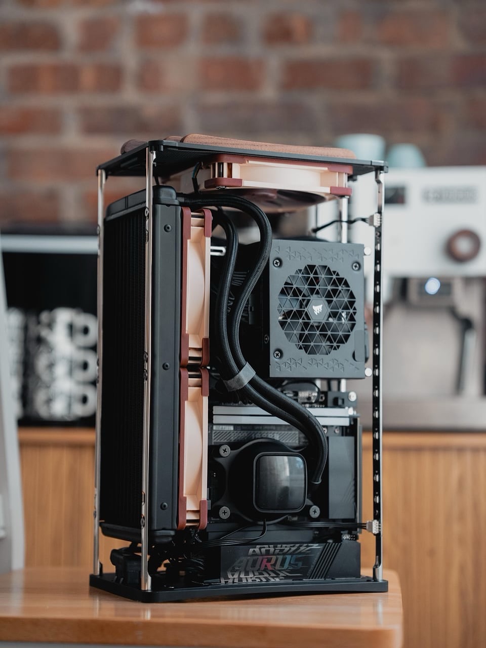 Beautiful build by u/Swap93 (Reddit) in a Carbon NANOQ R v3