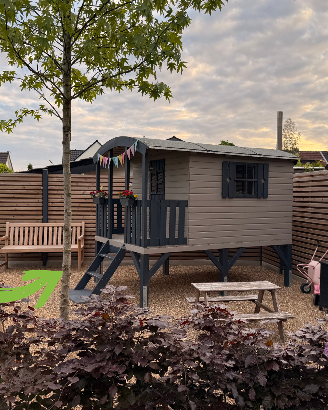 🥈 2. Platz beim BECHER Fotowettbewerb 2025 Andreas Kürsten aus Köln zeigt, wie aus wenig Fläche ganz großes Abenteuer wird: Mit dem Kinderspielhaus Huck (3,3 m²) aus robustem 16 mm Naturholz entsteht